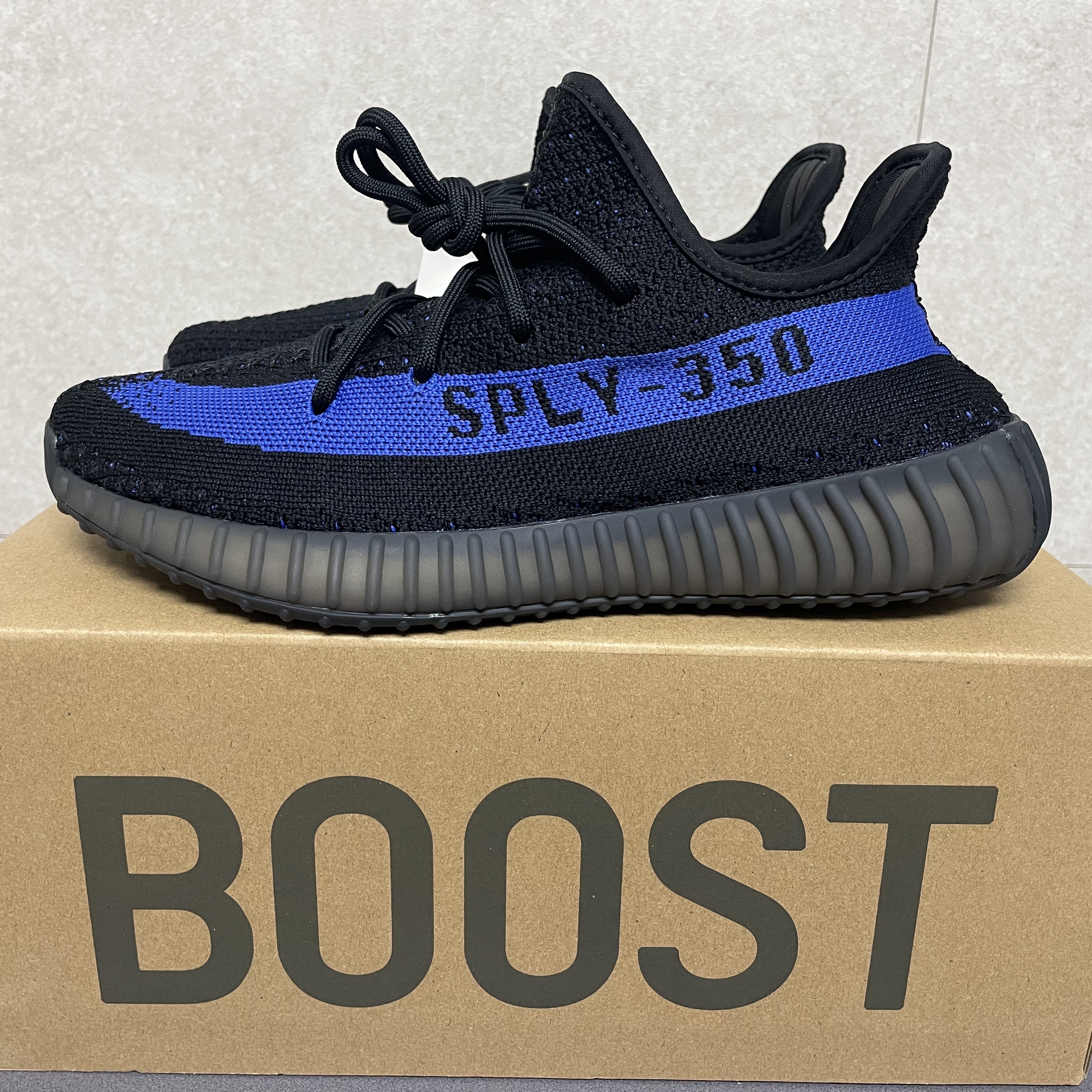 Adidas Yeezy Boost 350 V2 Dazzling Blue 착용 스타일 - 2