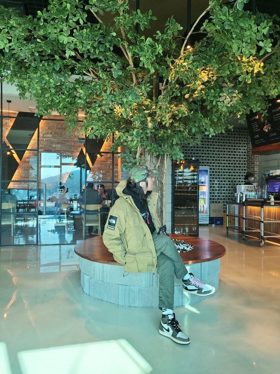 Jordan 1 x Travis Scott Retro High OG SP Mocha, Supreme x The North Face Cargo Jacket Gold - 20SS 착용 스타일 - 2