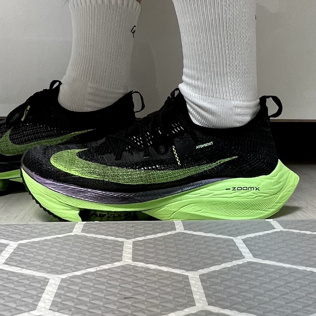 Nike Air Zoom Alphafly Next% Black Electric Green, Nike ZoomX VaporFly Next% Valerian Blue 착용 스타일 - 3