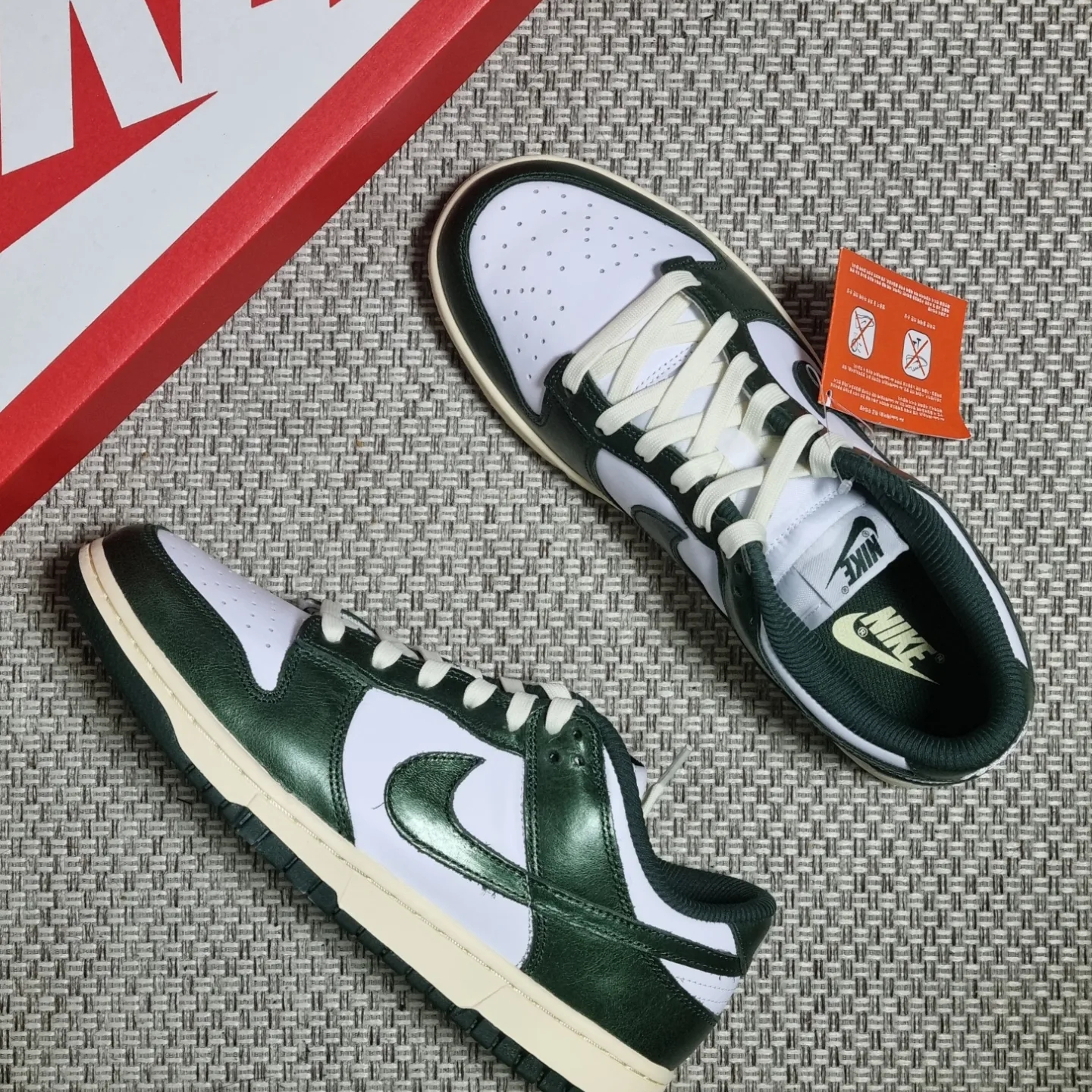 (W) Nike Dunk Low Vintage Green 착용 스타일 - 1