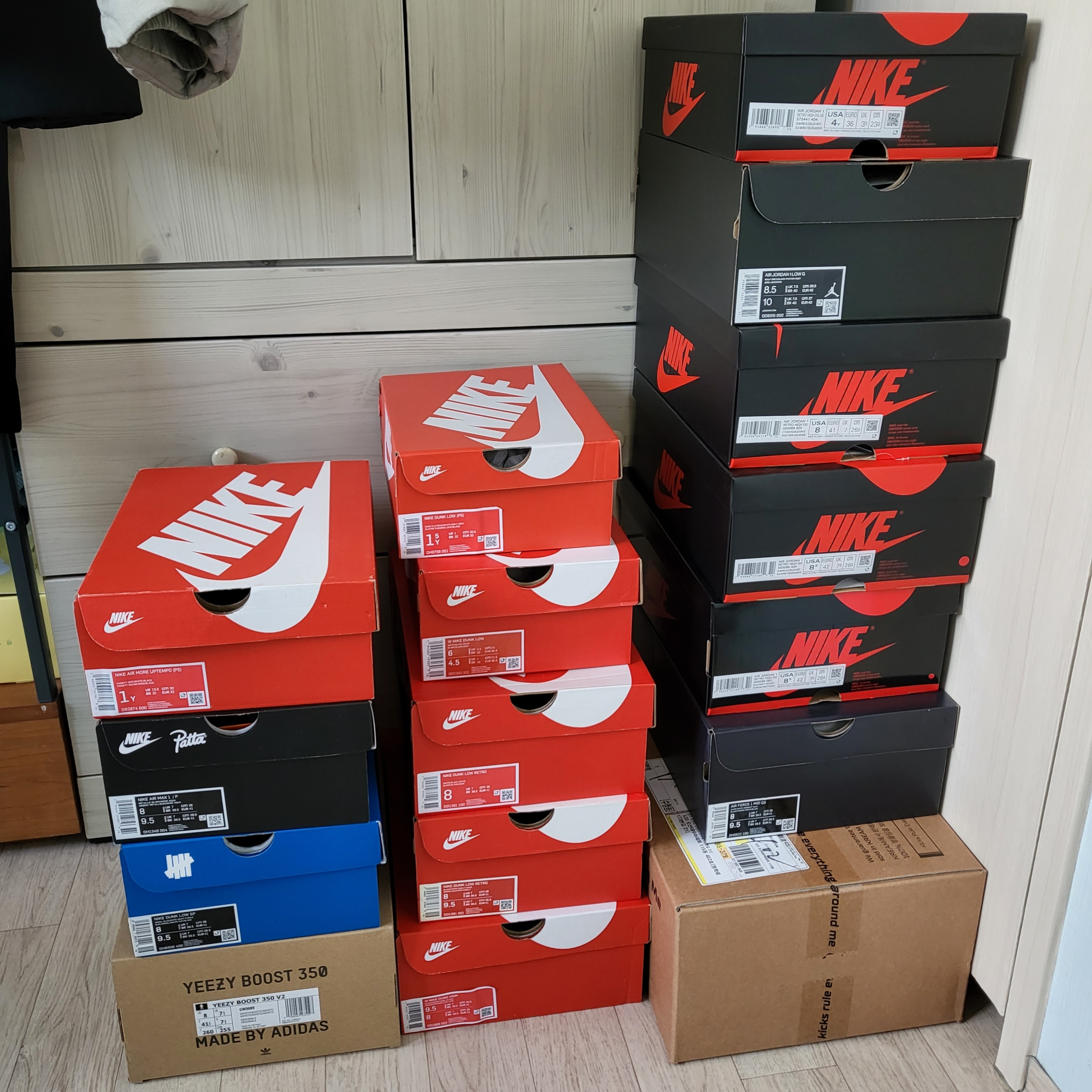 Nike x Patta Air Max 1 Noise Aqua, Adidas Yeezy Boost 350 V2 Ash Stone 착용 스타일