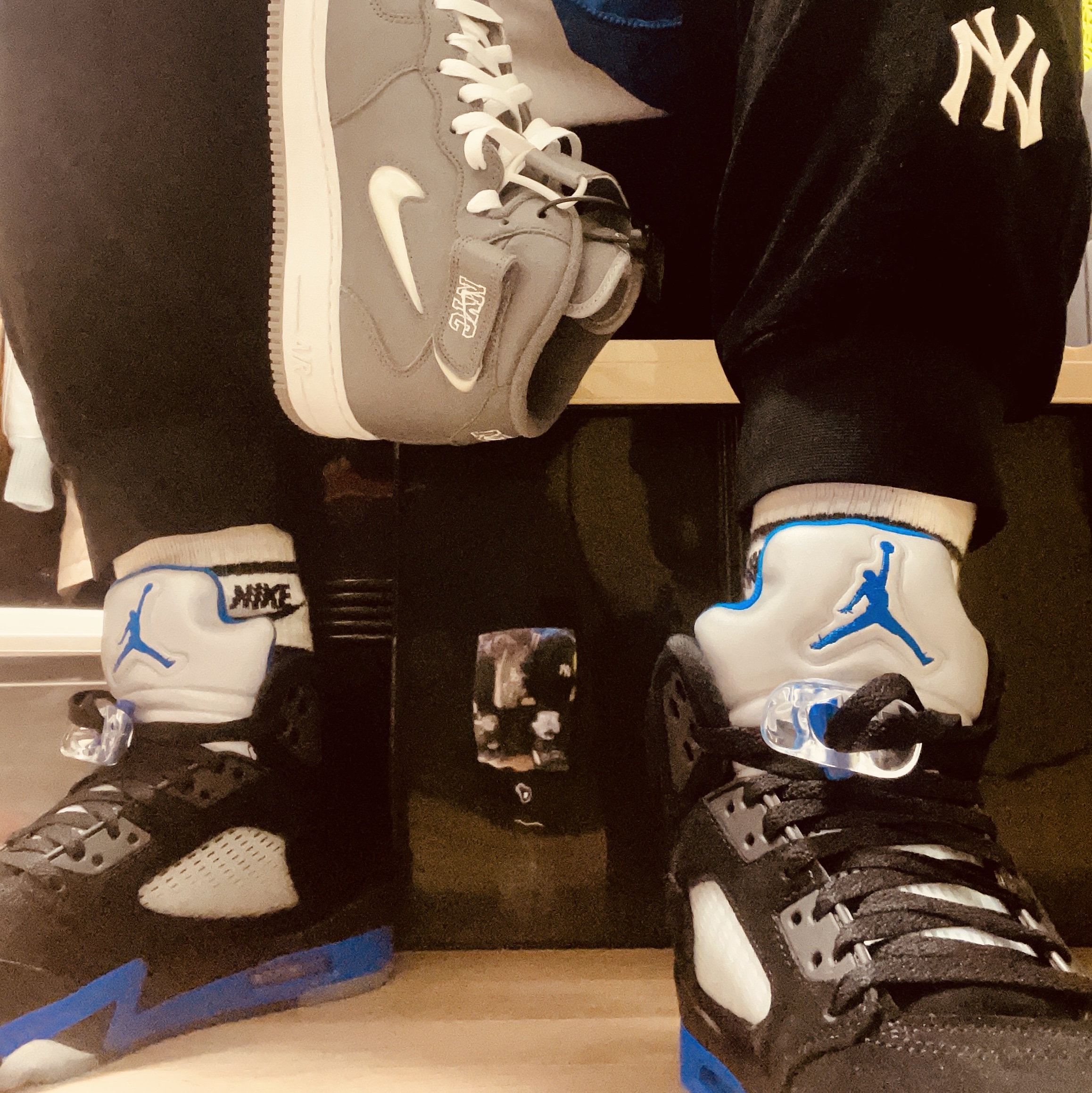 Jordan 5 Retro Racer Blue, Nike Air Force 1 Mid QS NYC Cool Grey 착용 스타일 - 1