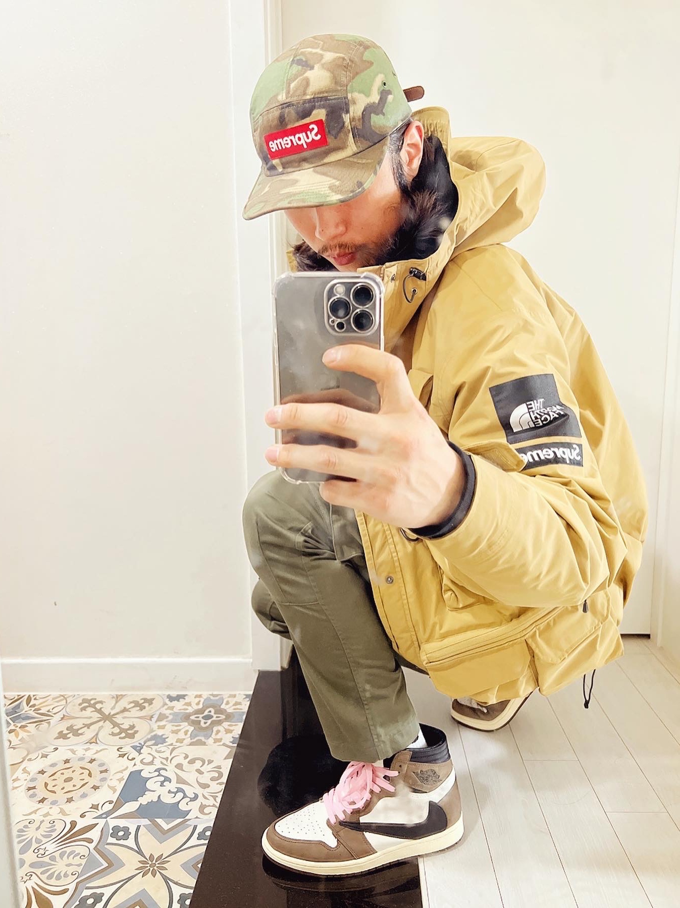 Jordan 1 x Travis Scott Retro High OG SP Mocha, Supreme Box Logo Hooded Sweatshirt Black - 21FW 착용 스타일 - 3
