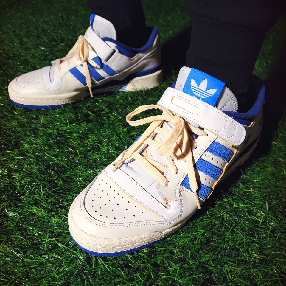Adidas OG Forum 84 Low Blue Thread 착용 스타일 - 5