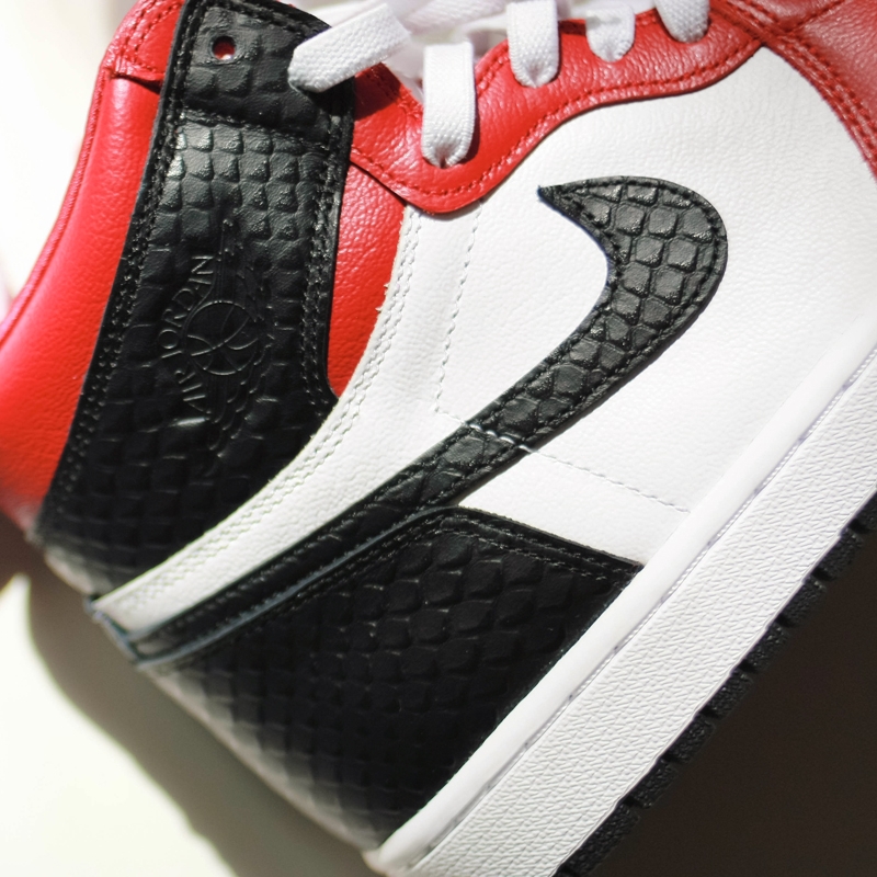 (W) Jordan 1 Retro High Satin Red 착용 스타일 - 2