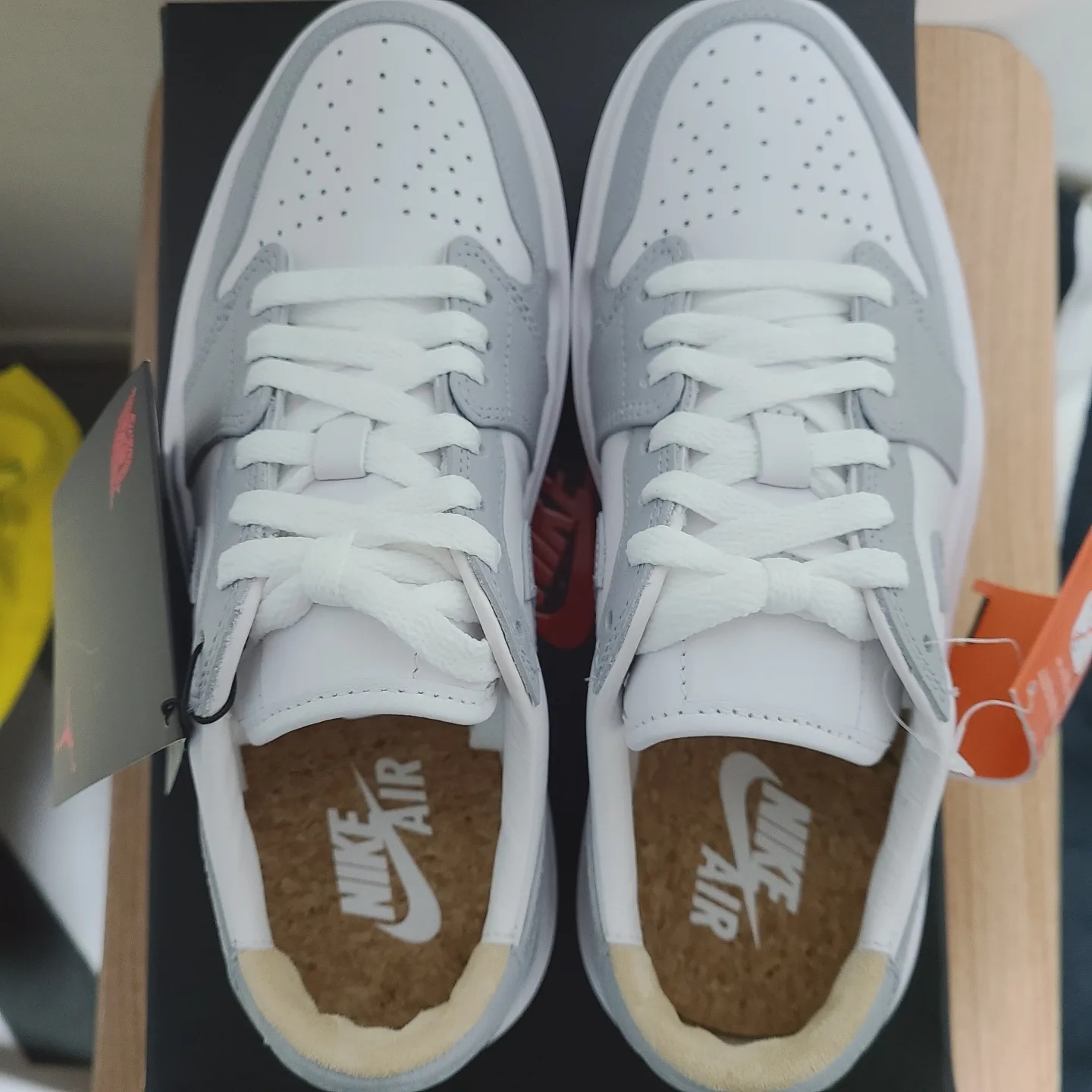 (W) Jordan 1 Elevate Low White and Wolf Grey 착용 스타일 - 3
