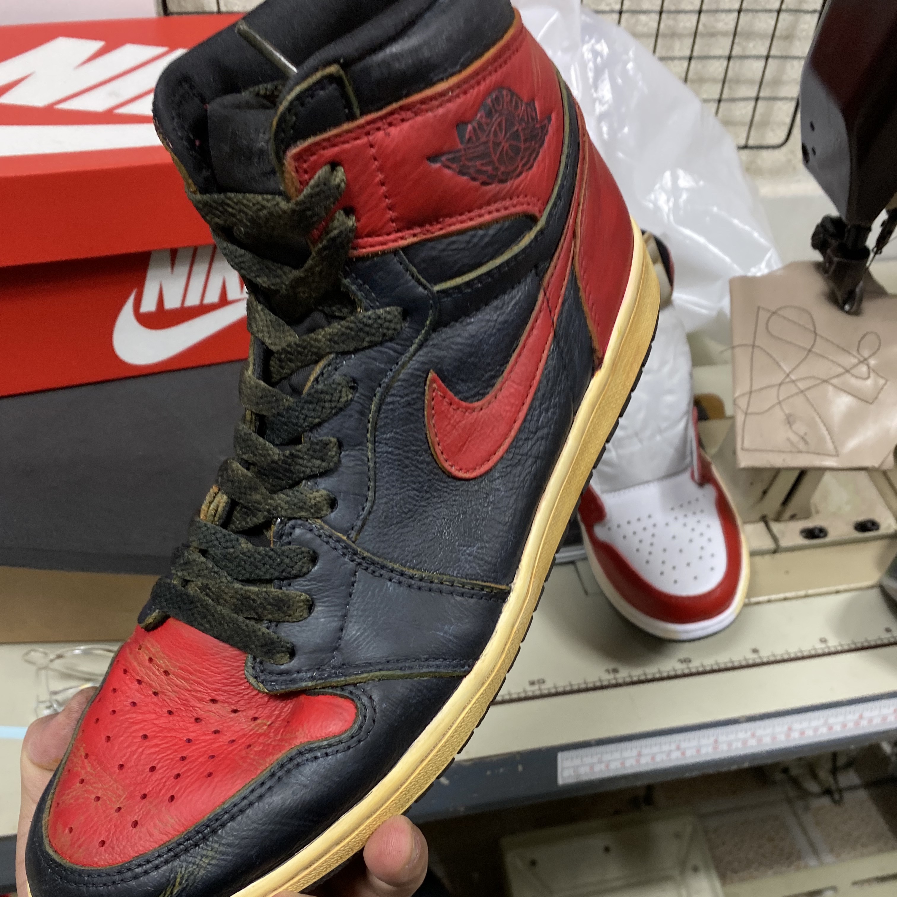 Jordan 1 Retro High OG Light Fusion Red 착용 스타일 - 3