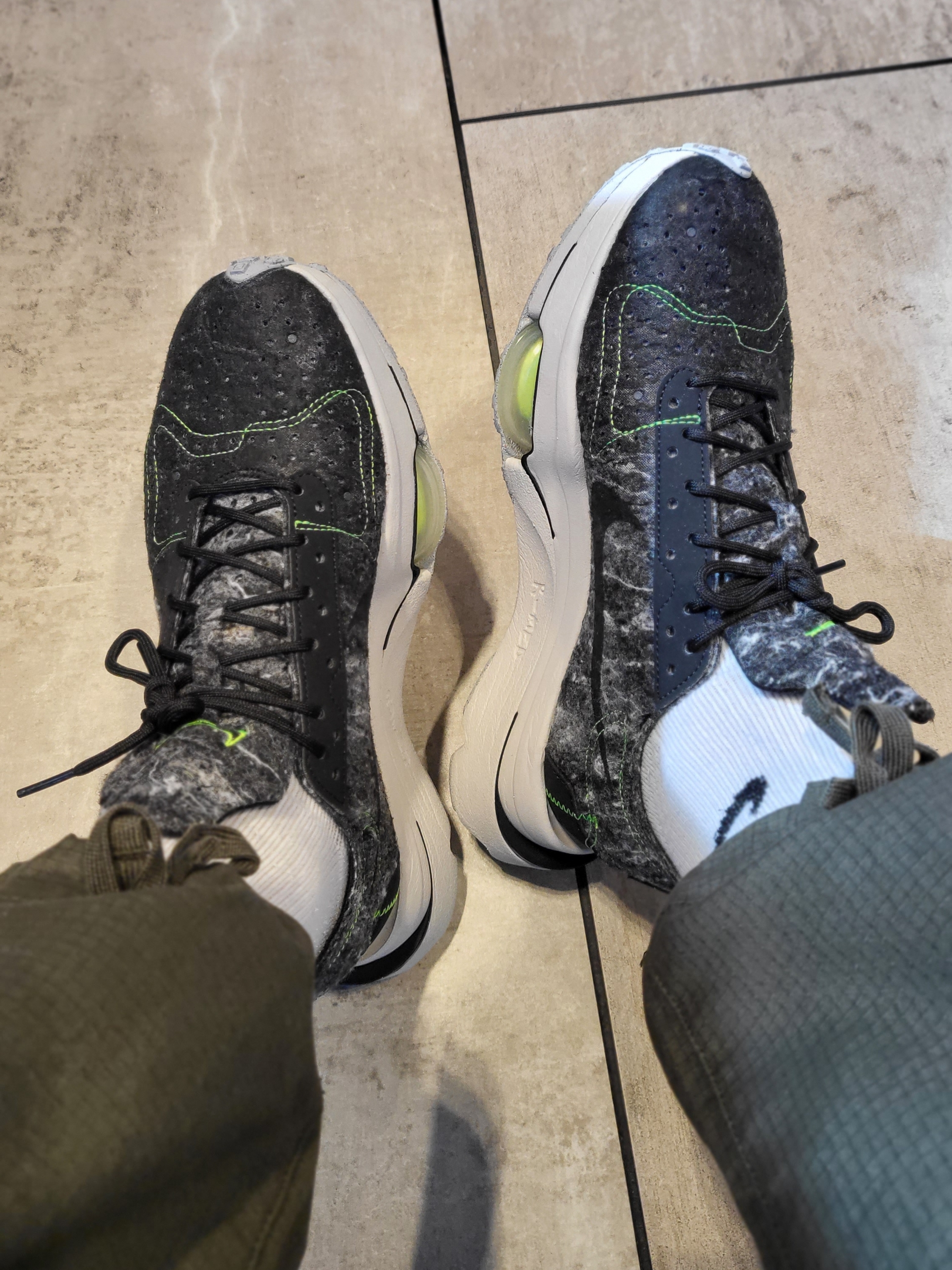 Nike Air Zoom Type Recycled Wool Pack Black Electric Green 착용 스타일 - 1