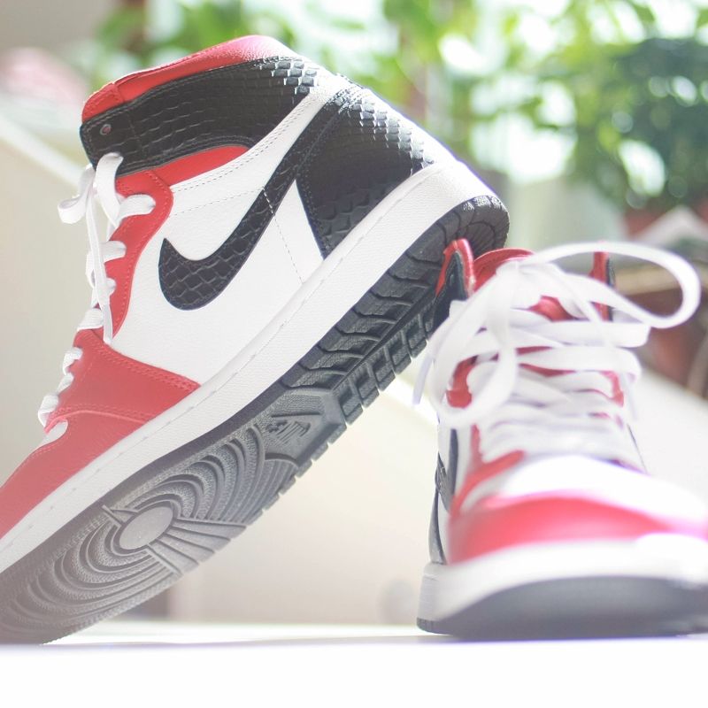 (W) Jordan 1 Retro High Satin Red 착용 스타일 - 4