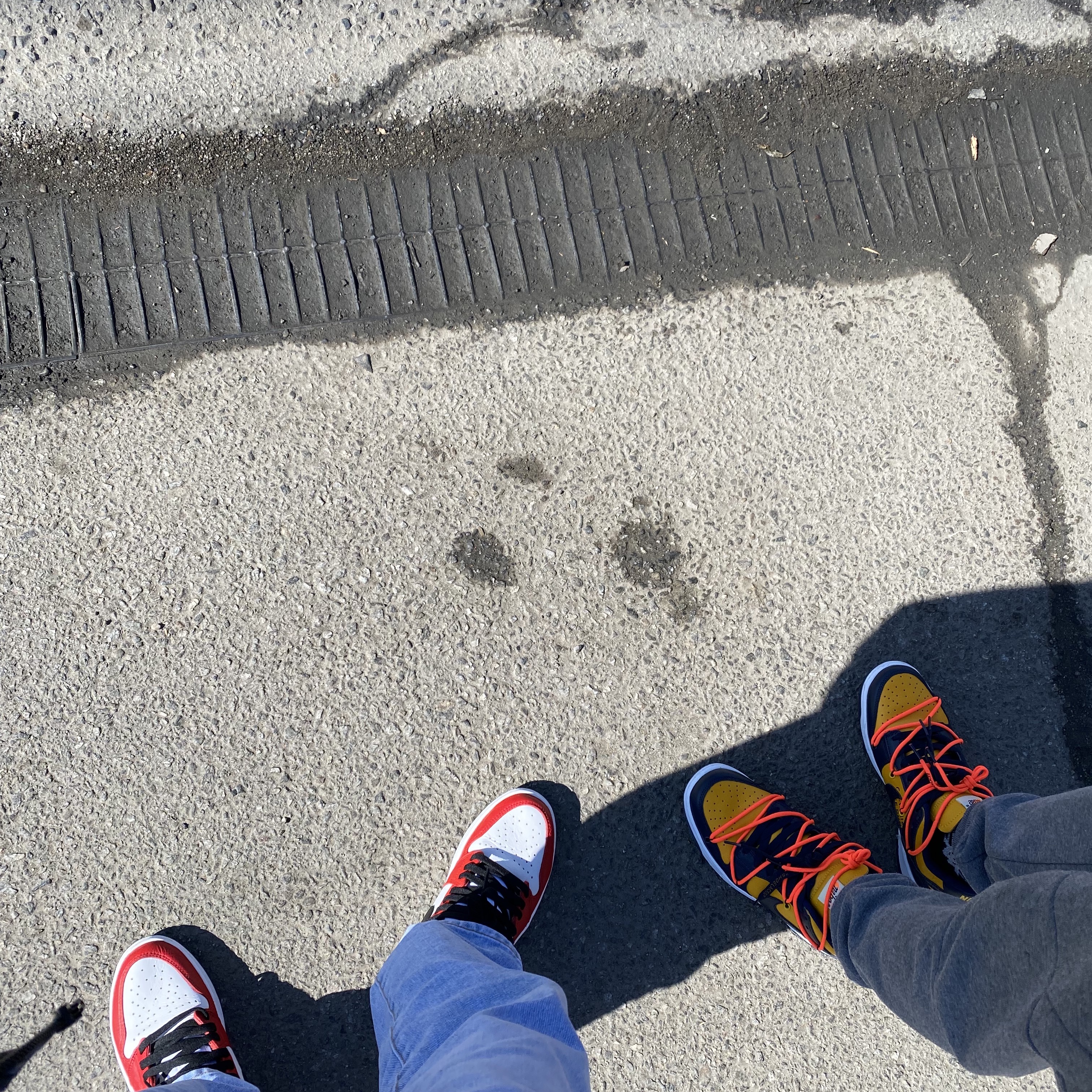Jordan 1 Retro High OG Chicago 2015, Nike x Off-White Dunk Low University Gold Midnight Navy 착용 스타일