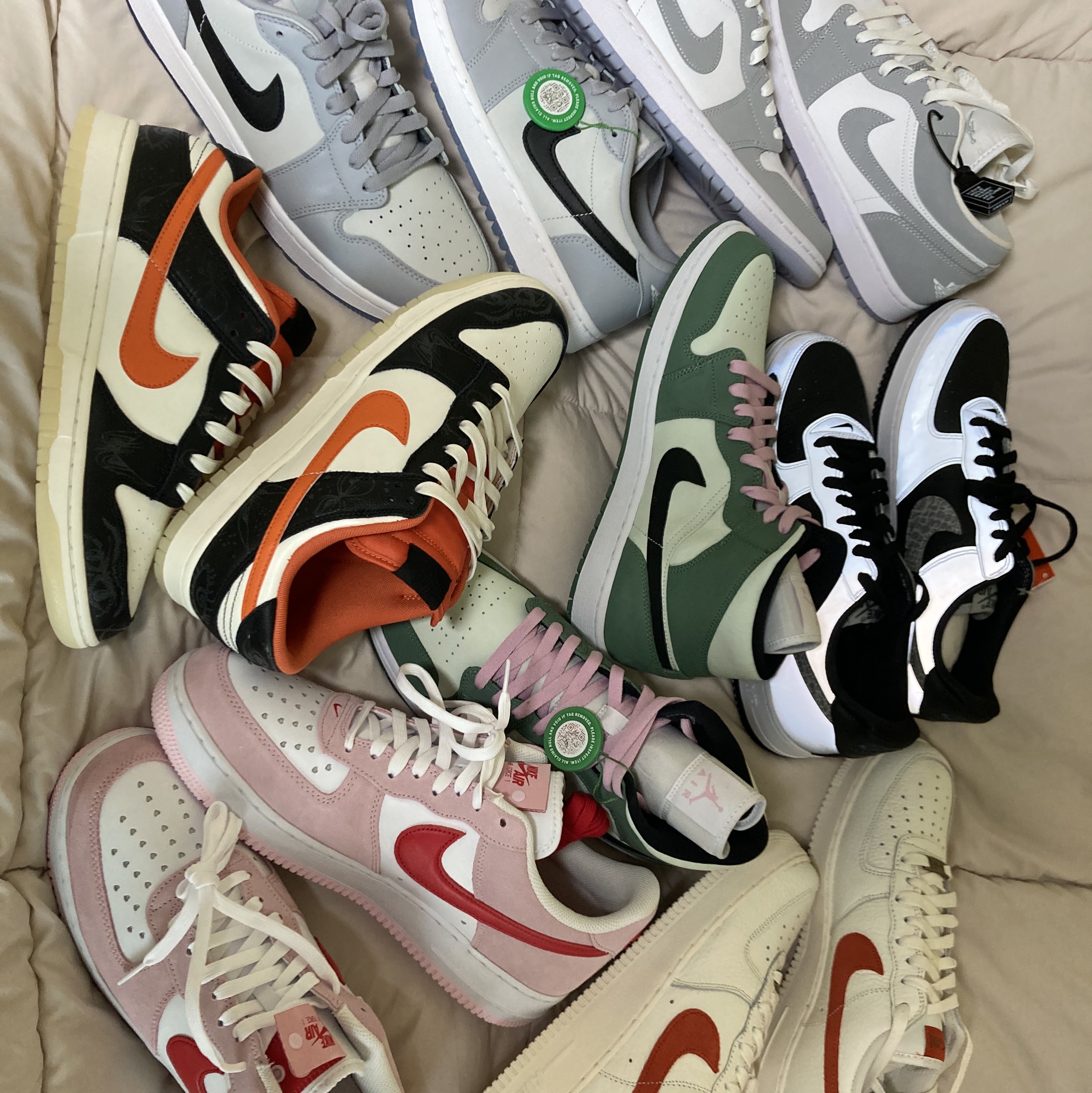 Nike Air Force 1 '07 QS Valentine's Day, Nike Dunk Low Retro PRM Halloween 착용 스타일