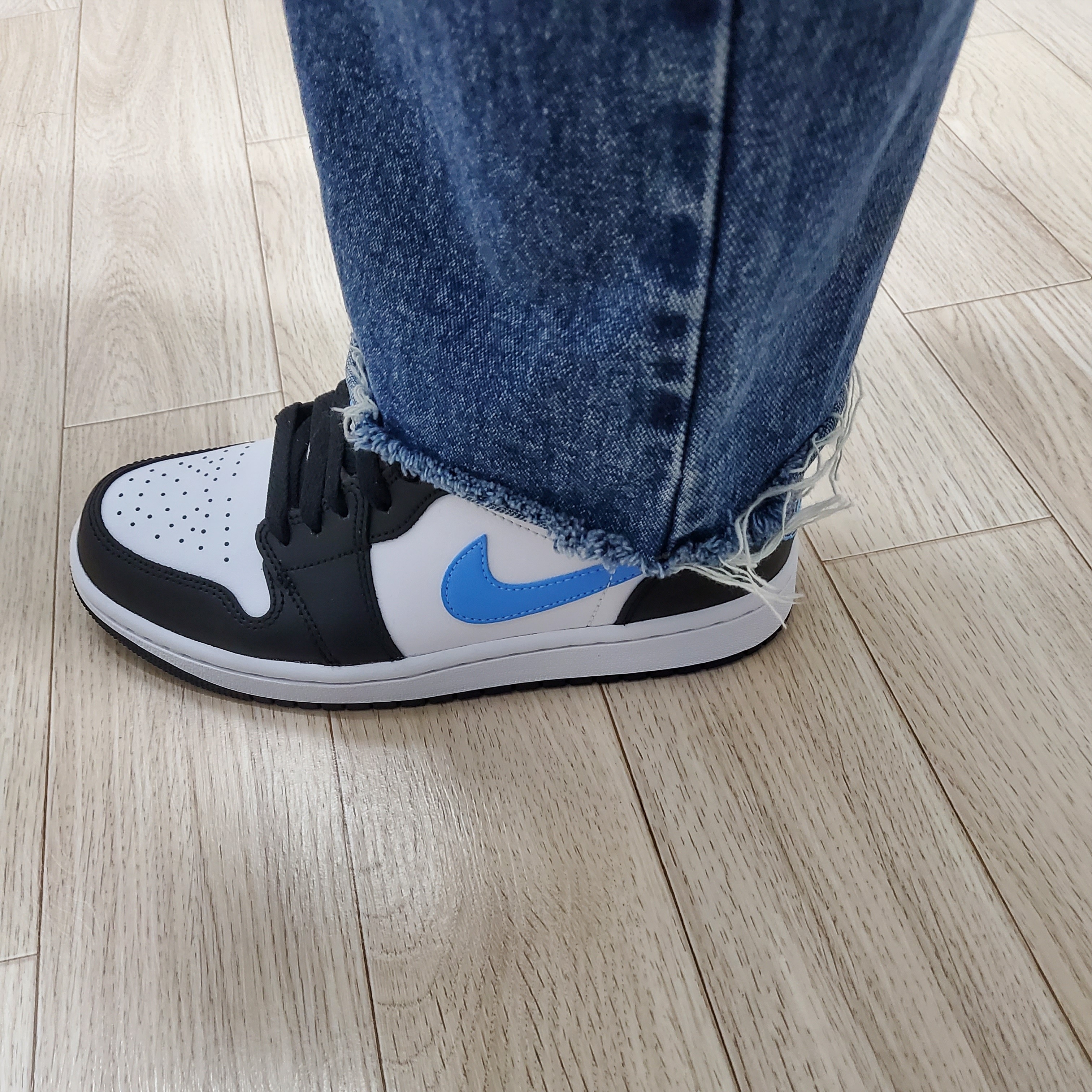 (W) Jordan 1 Low Black University Blue 착용 스타일 - 2