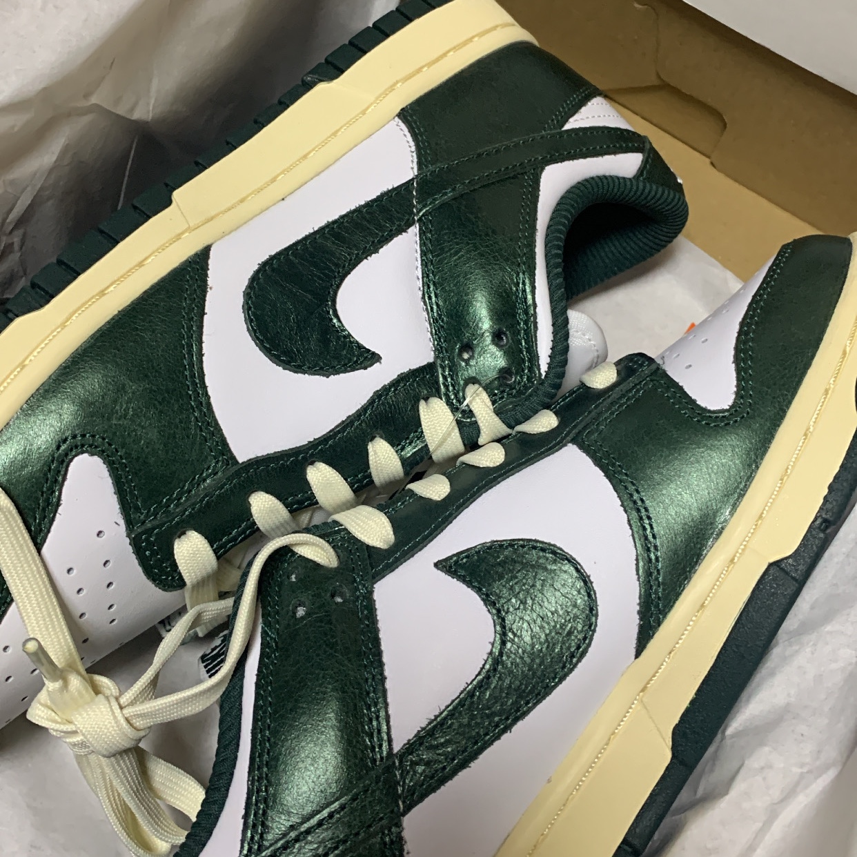 (W) Nike Dunk Low Vintage Green 착용 스타일 - 1