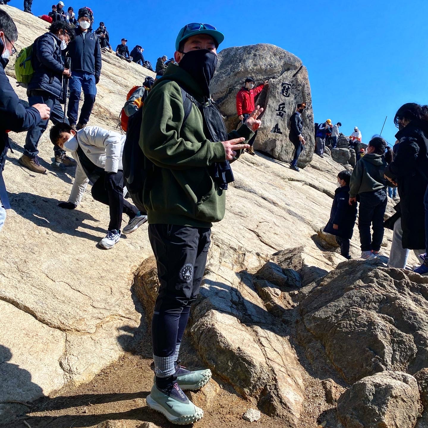 Nike ACG Mountain Fly Gore-Tex Clay Green, Nike ACG Therma-Fit Fleece Hoodie Troll Graphic Cargo Khaki - Asia 착용 스타일