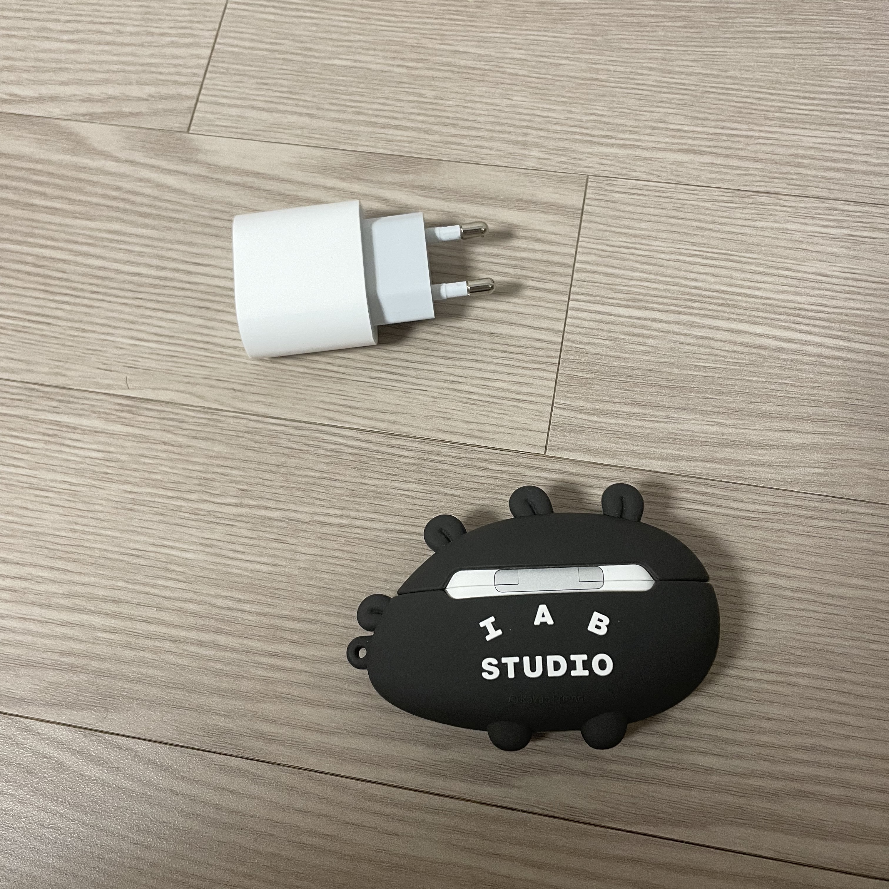 IAB Studio x Niniz AirPods Pro Case Black 착용 스타일