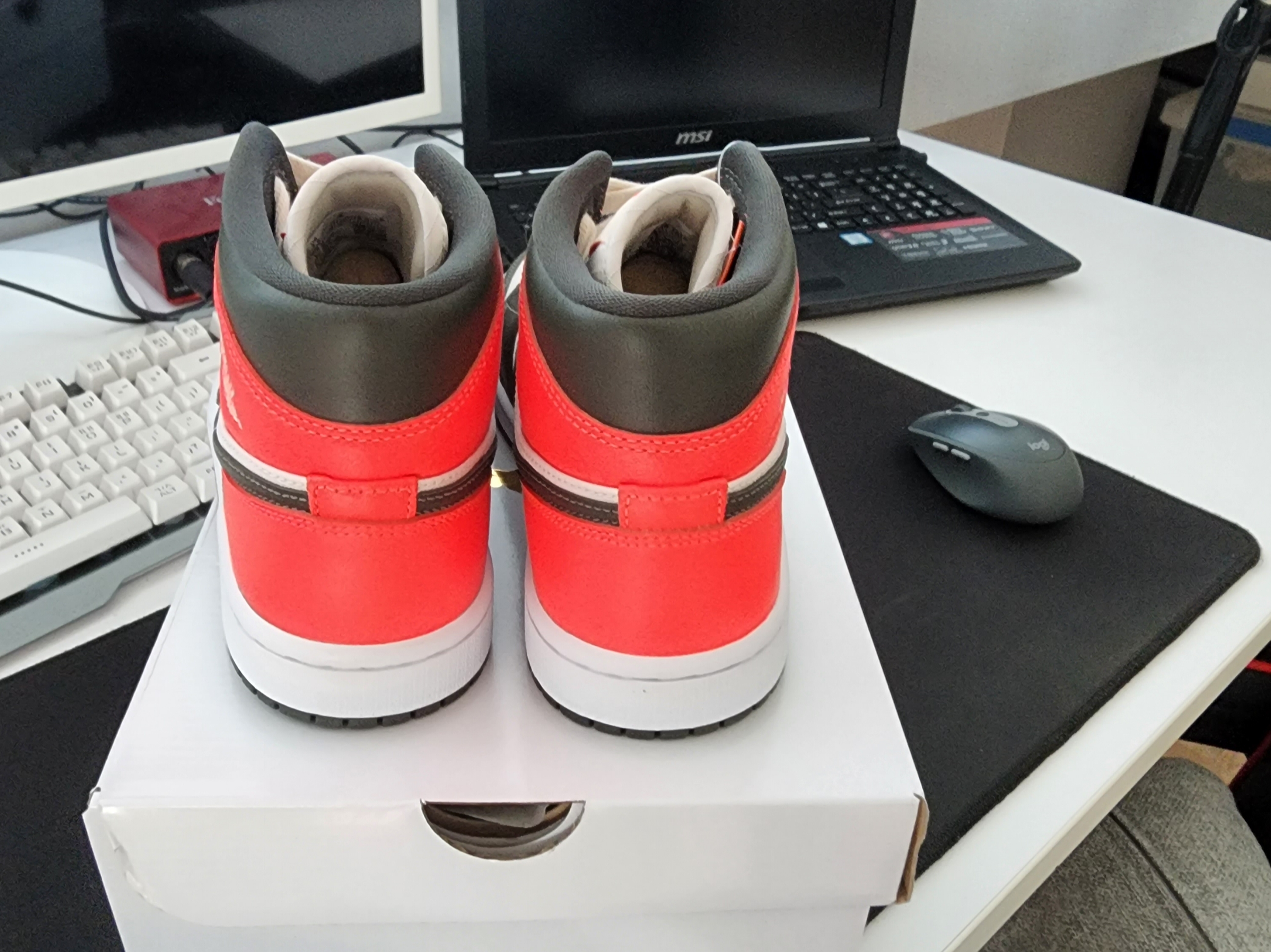 (W) Jordan 1 Mid SE Newsprint 착용 스타일 - 4