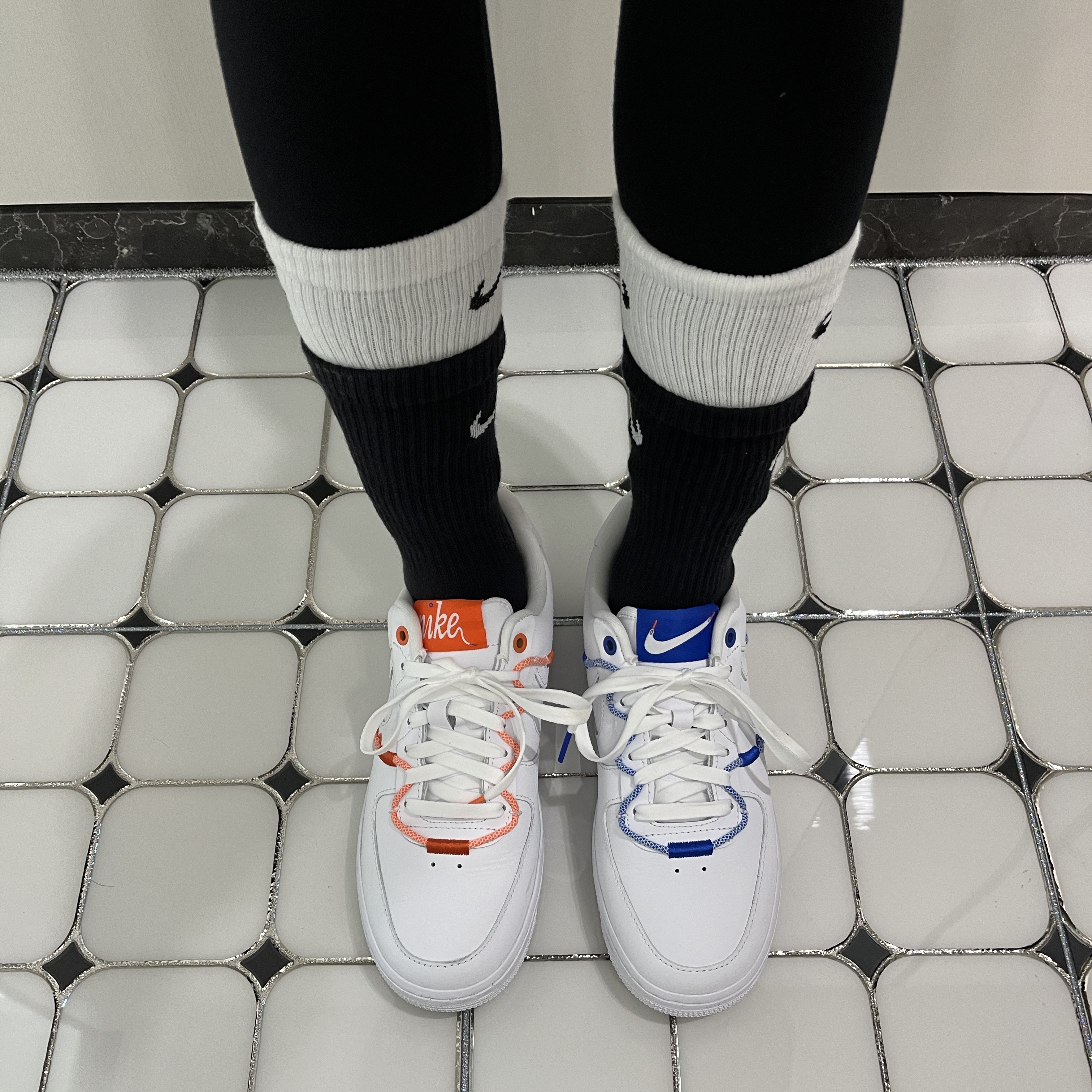 (W) Nike Air Force 1 '07 LX White Safety Orange 착용 스타일 - 1