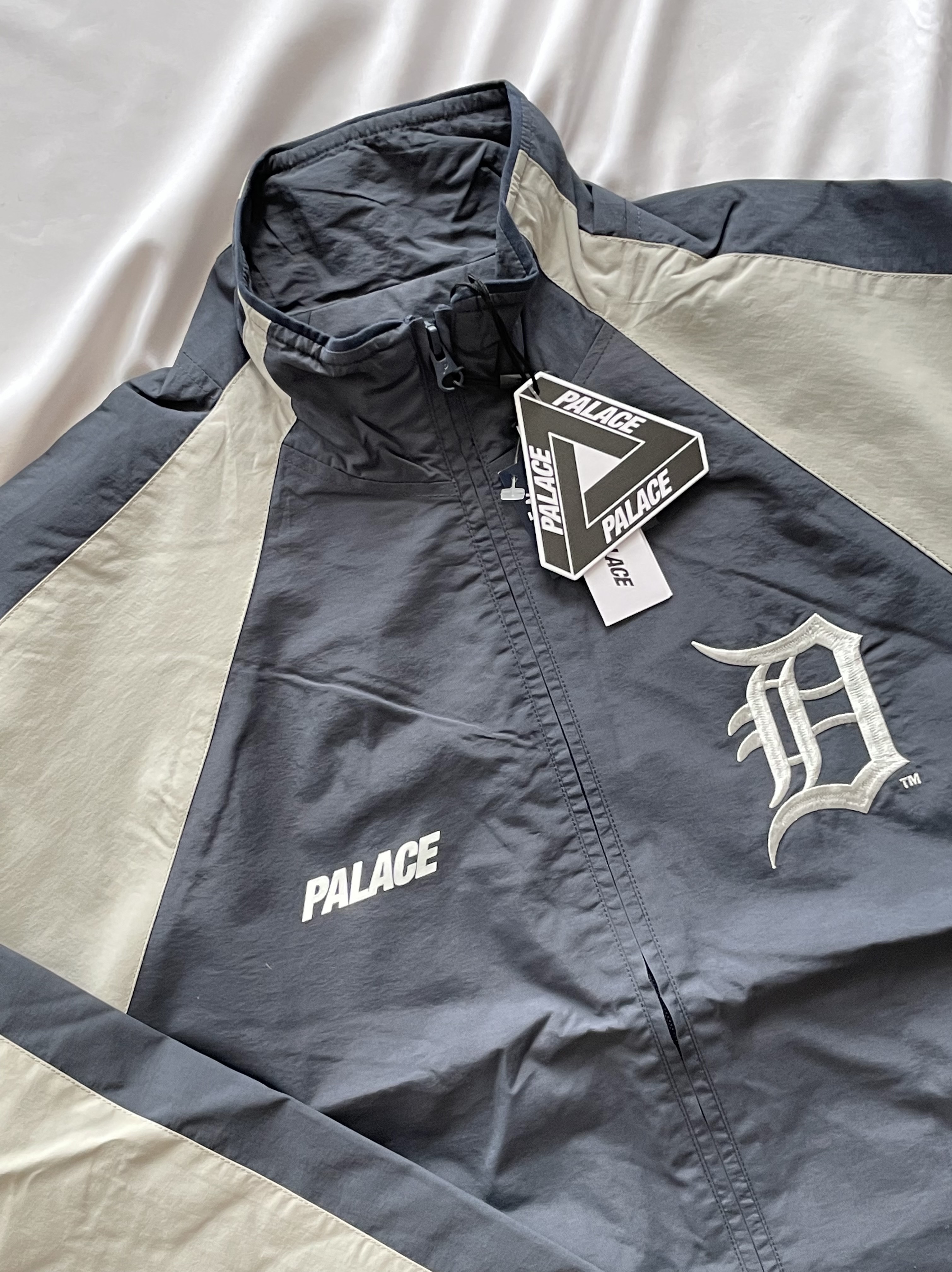 Palace x Detroit Tigers New Era Track Top Navy Grey - 22SS 착용 스타일 - 2