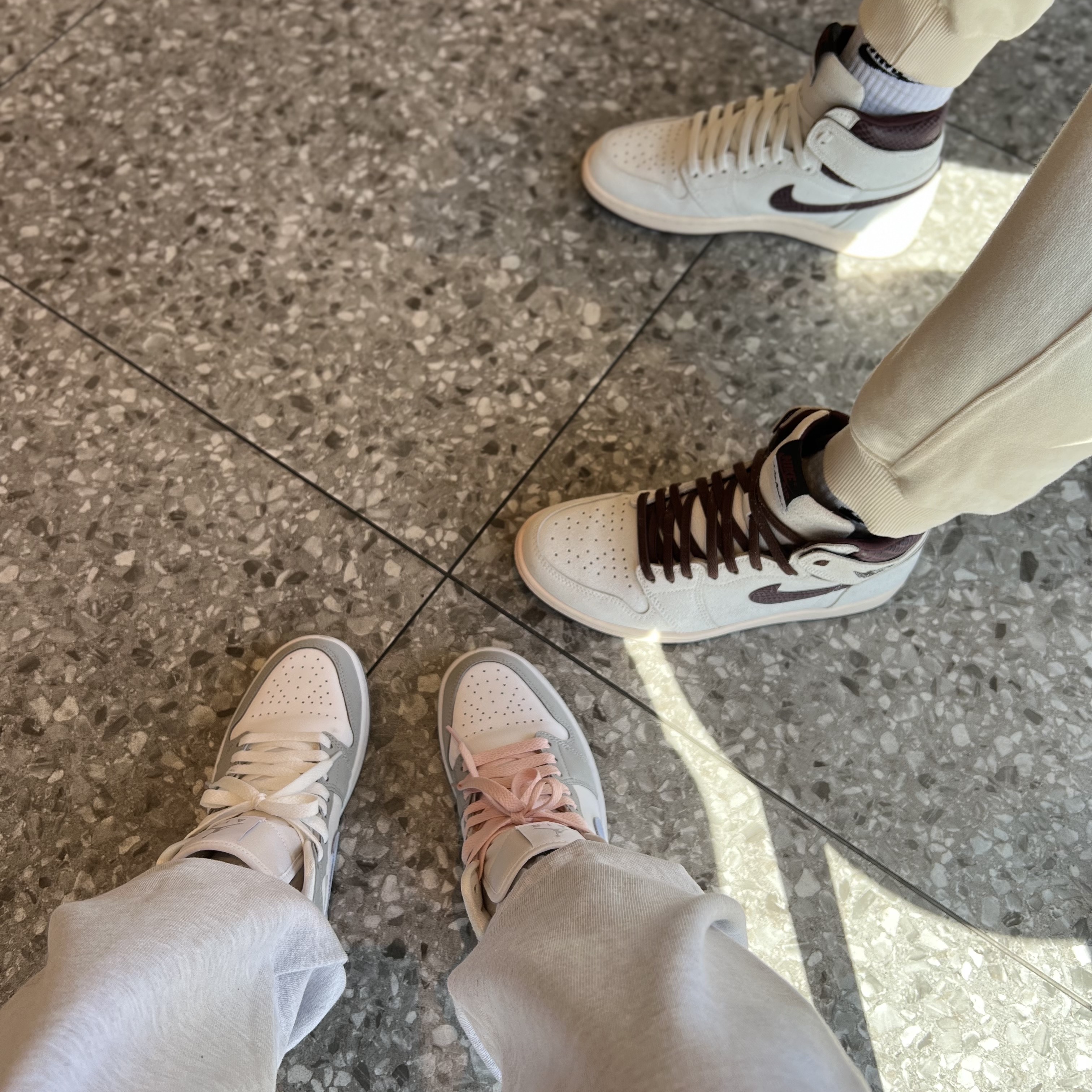 (W) Jordan 1 Mid Wolf Grey, Jordan 1 x A Ma Maniere Retro High OG SP Sail and Burgundy 착용 스타일