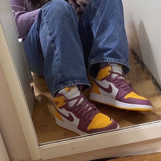 Jordan 1 Retro High OG University Gold Light Bordeaux 착용 스타일 - 4