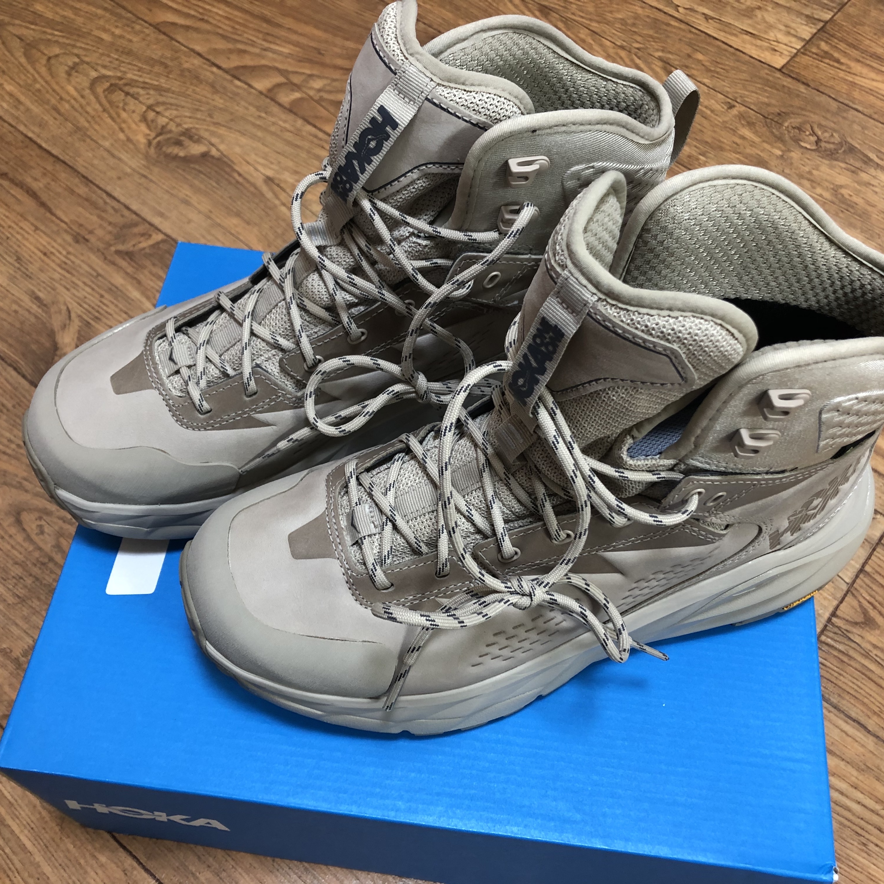Hoka Kaha Gore-Tex Tan 착용 스타일 - 2