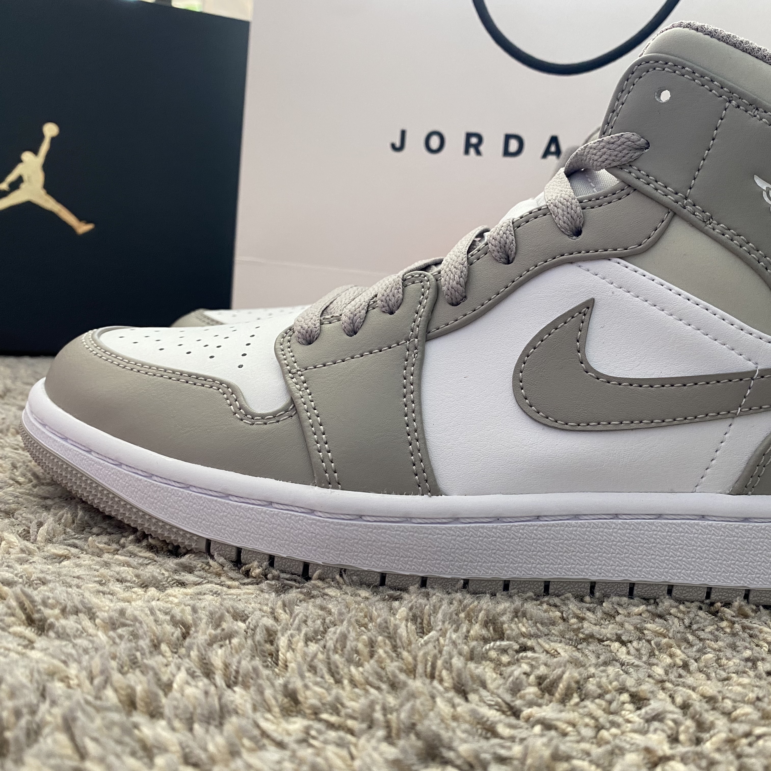 Jordan 1 Mid College Grey 착용 스타일 - 2