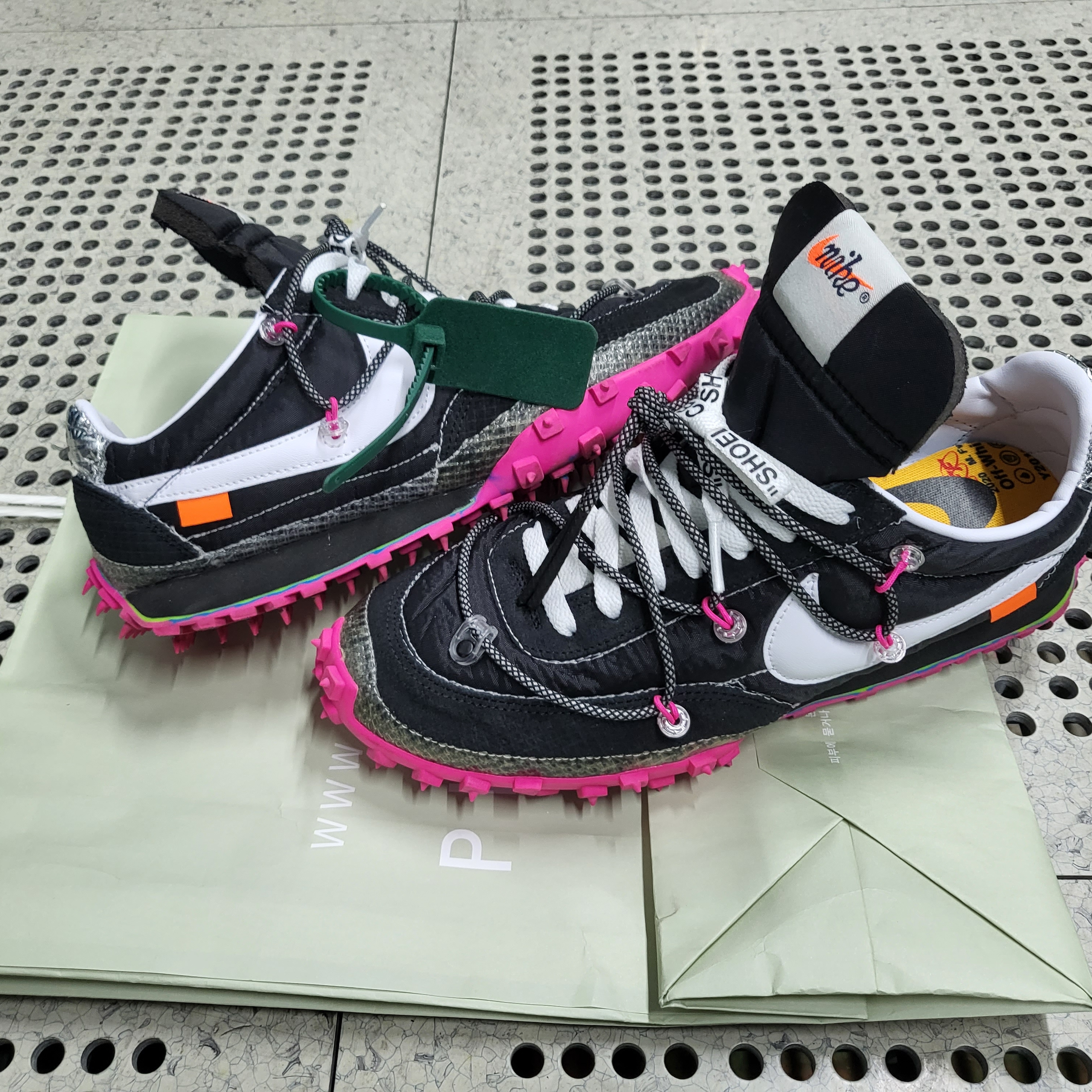 (W) Nike x Off-White Waffle Racer Black 착용 스타일