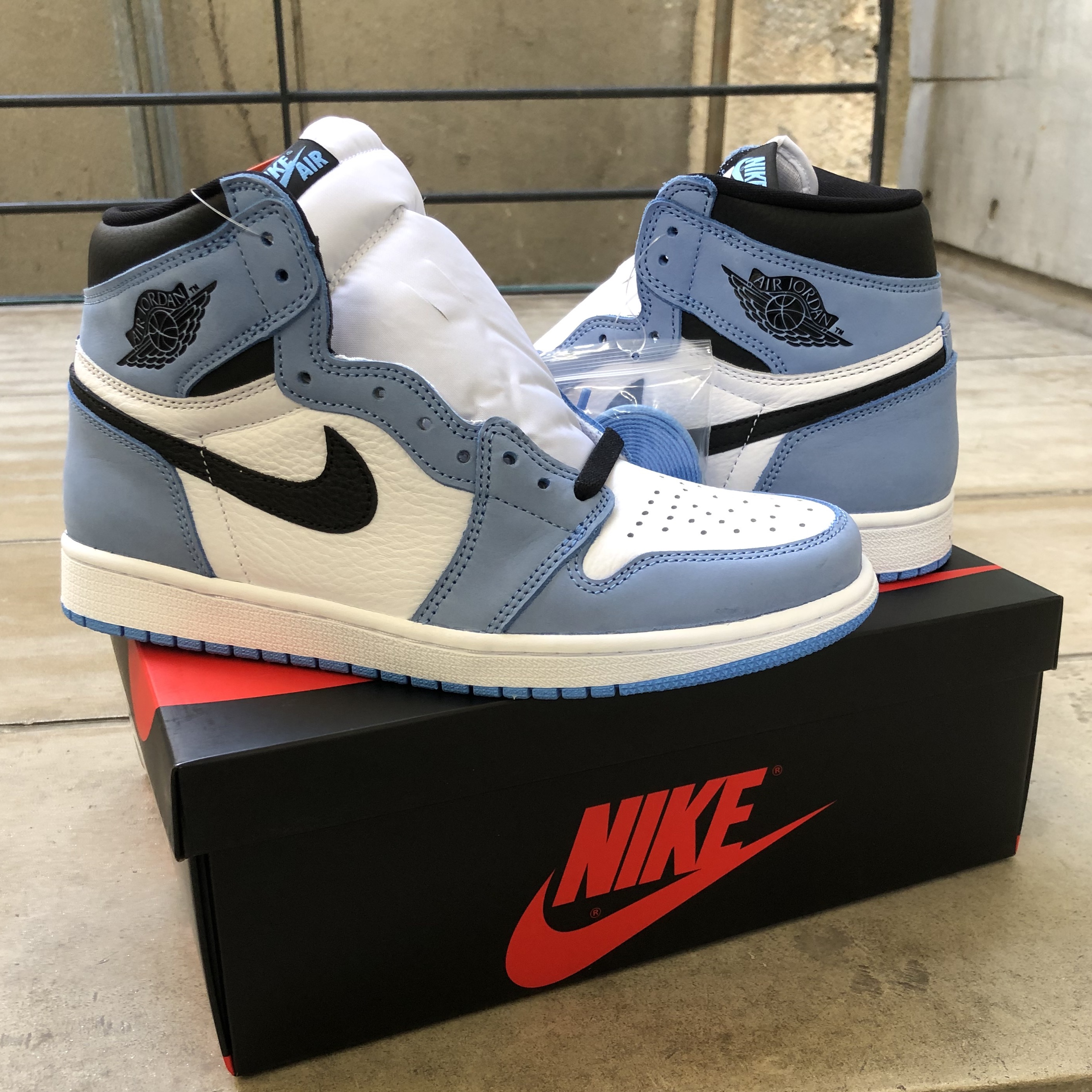 Jordan 1 Retro High OG University Blue 착용 스타일 - 2