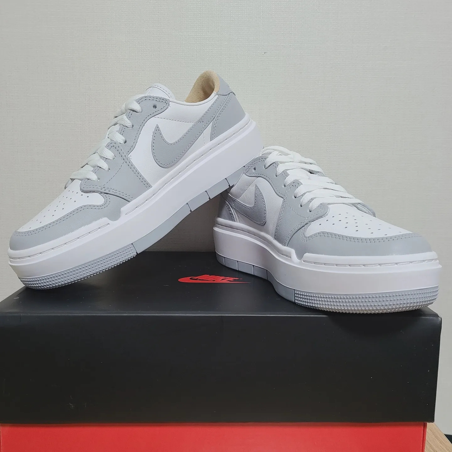 (W) Jordan 1 Elevate Low White and Wolf Grey 착용 스타일 - 1