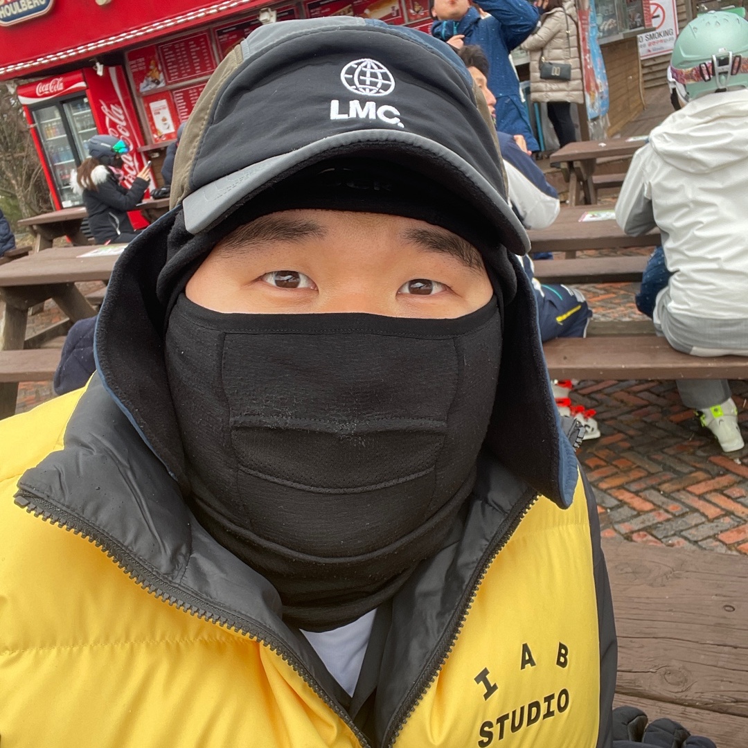 IAB Studio x LMC Black Earflap Cap, IAB Studio x LMC Yellow & Black Reversible Down Vest 착용 스타일