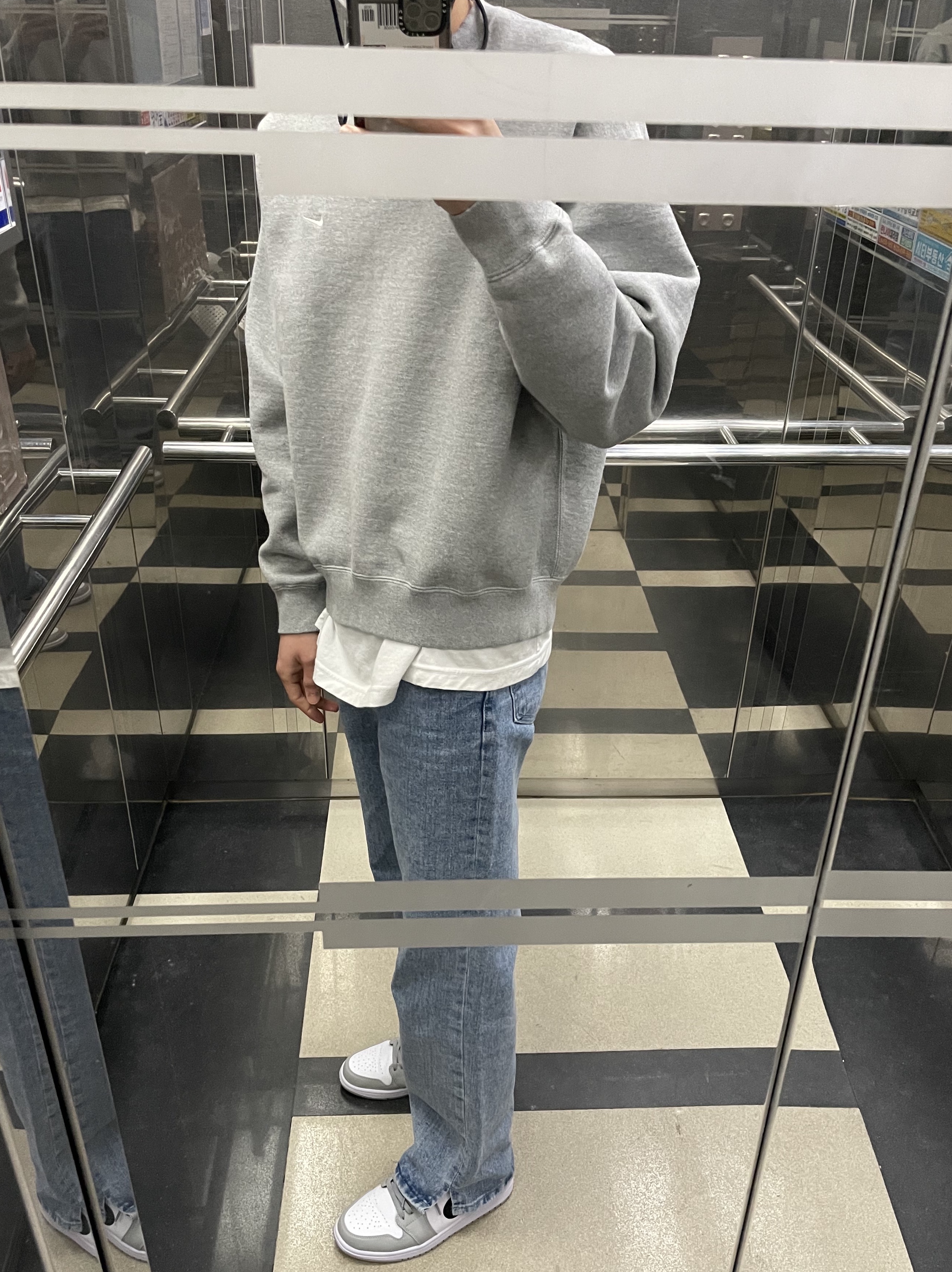 Jordan 1 Mid Light Smoke Grey, Nike NRG Solo Swoosh Crew Fleece Dark Grey Heather - Asia 착용 스타일