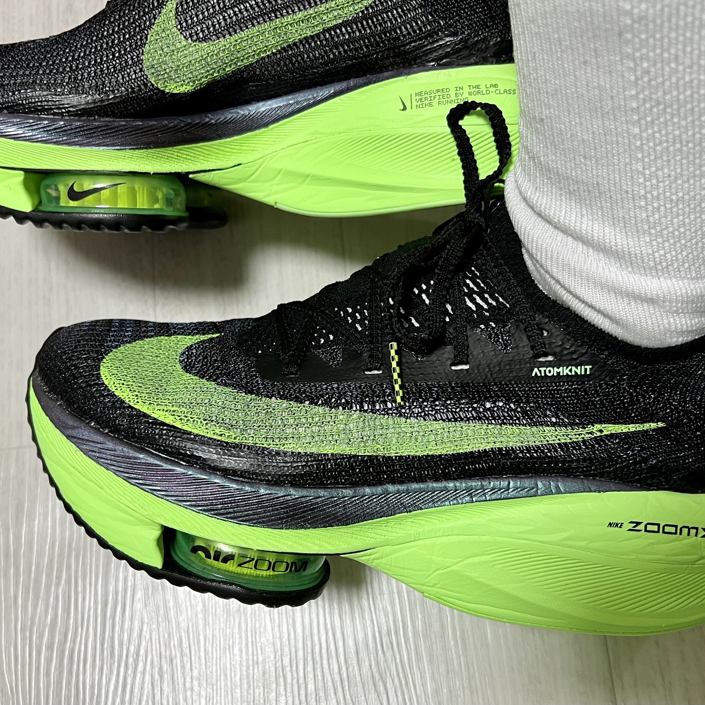 Nike Air Zoom Alphafly Next% Black Electric Green, Nike ZoomX VaporFly Next% Valerian Blue 착용 스타일 - 1