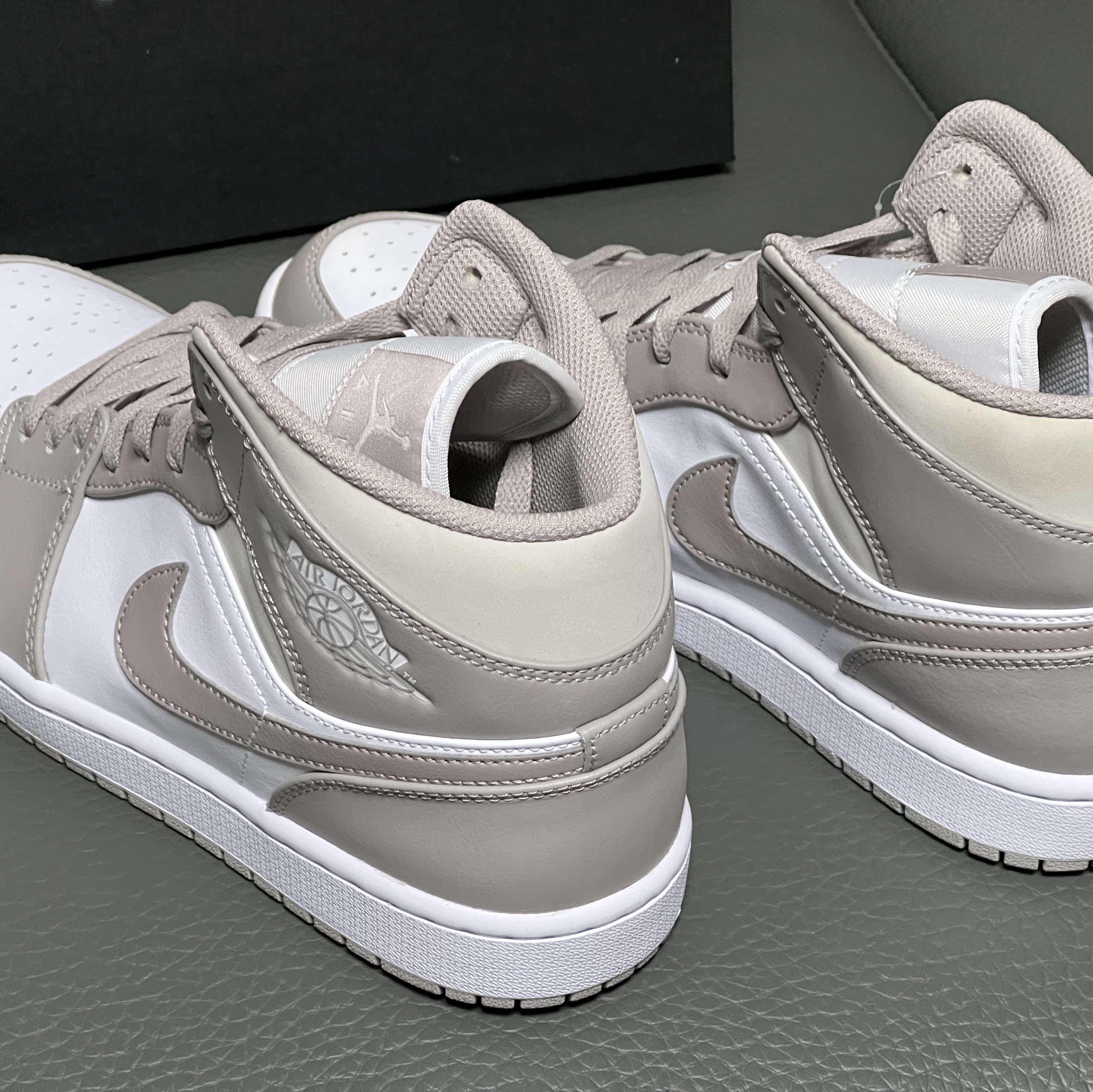 Jordan 1 Mid College Grey 착용 스타일 - 3