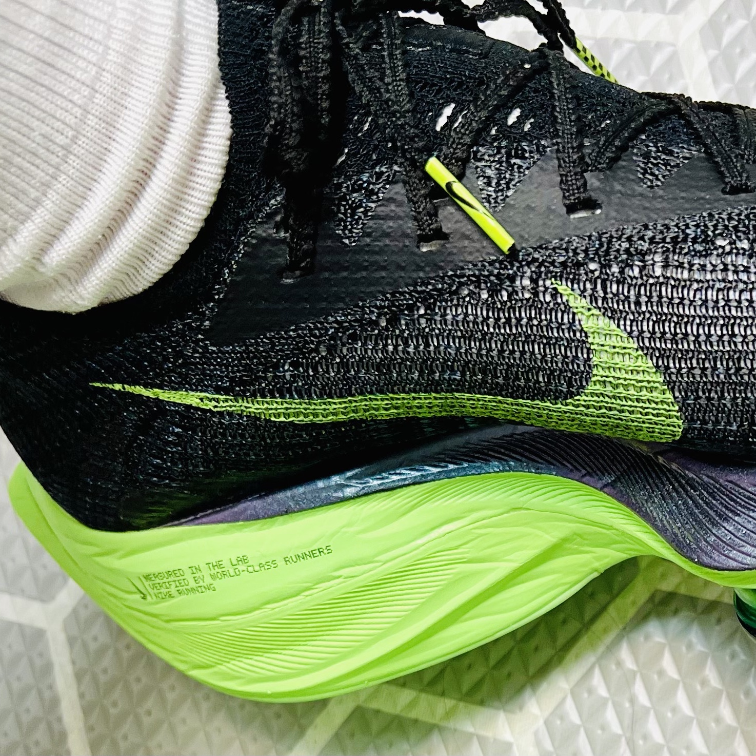 Nike Air Zoom Alphafly Next% Black Electric Green, Nike ZoomX VaporFly Next% Valerian Blue 착용 스타일 - 2