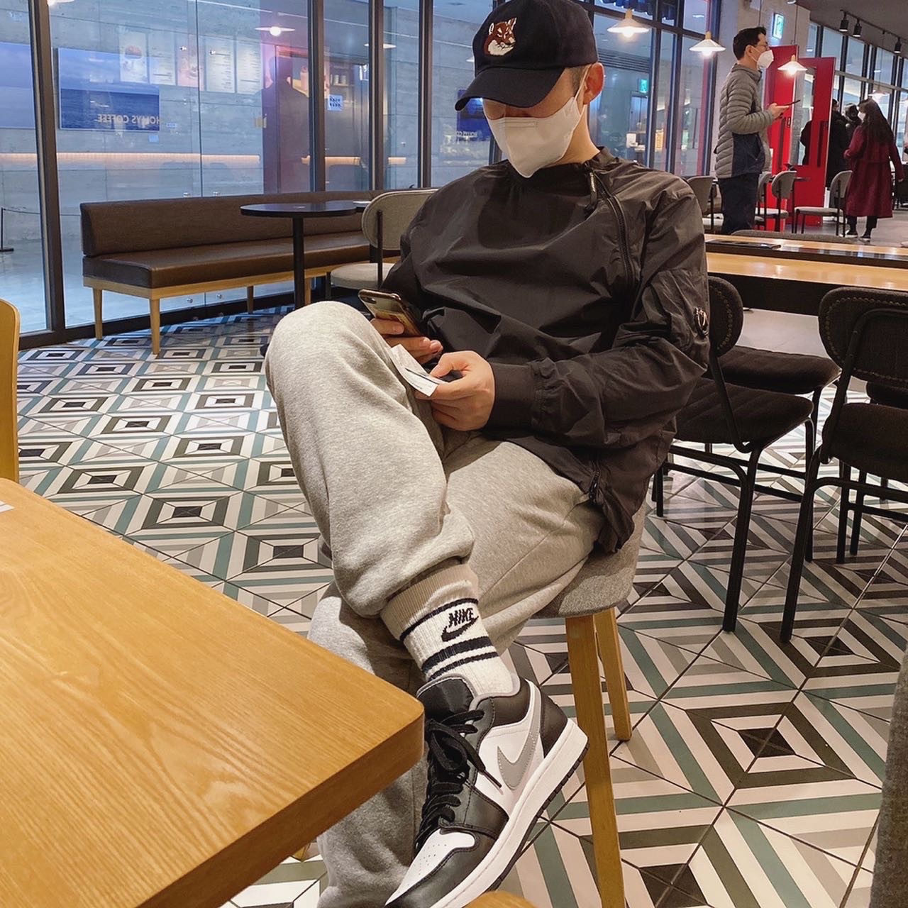 Jordan 1 Low Black Particle Grey 착용 스타일 - 3