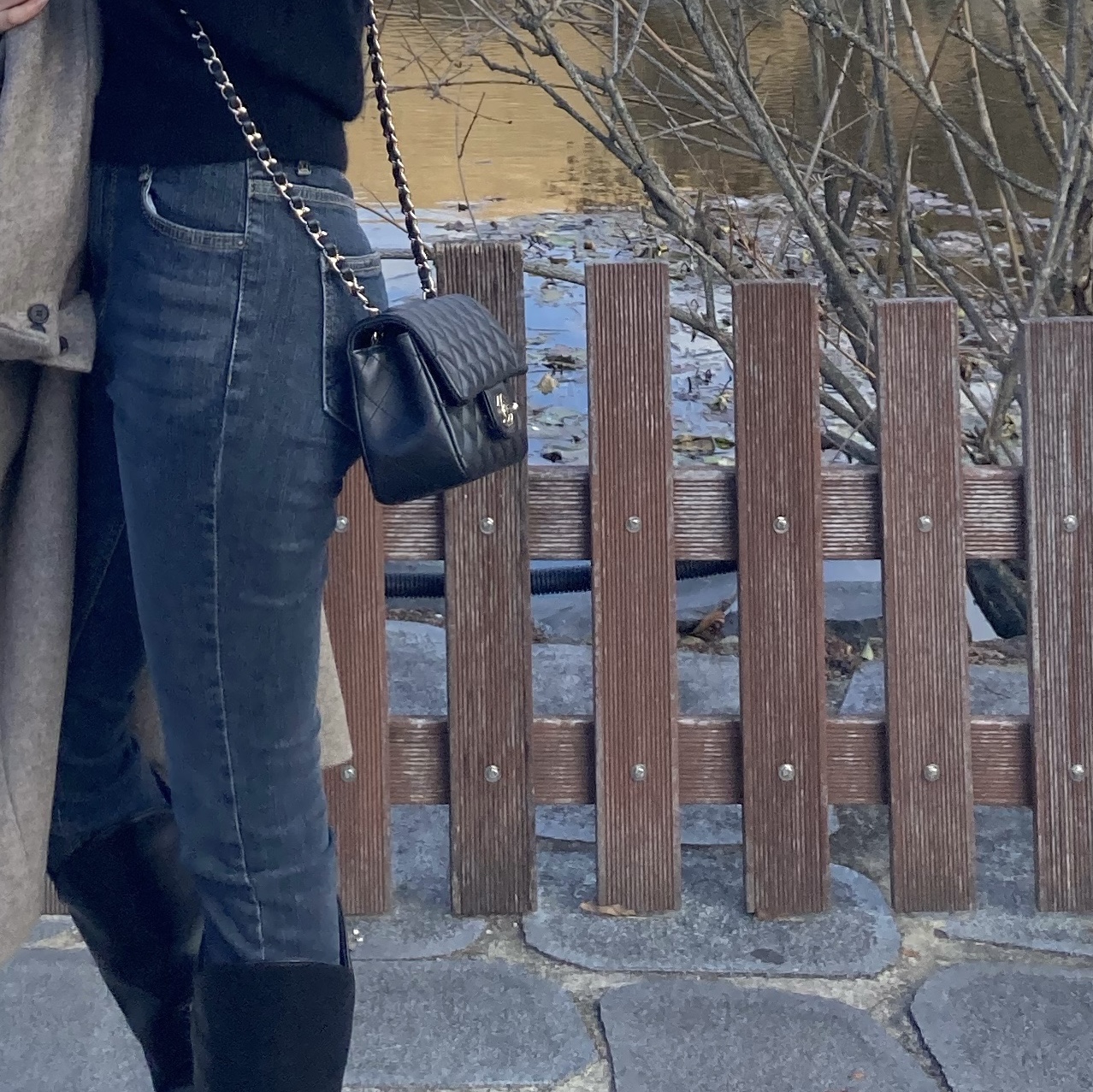 Chanel Mini Flap Bag Lambskin & Gold Black 착용 스타일 - 2
