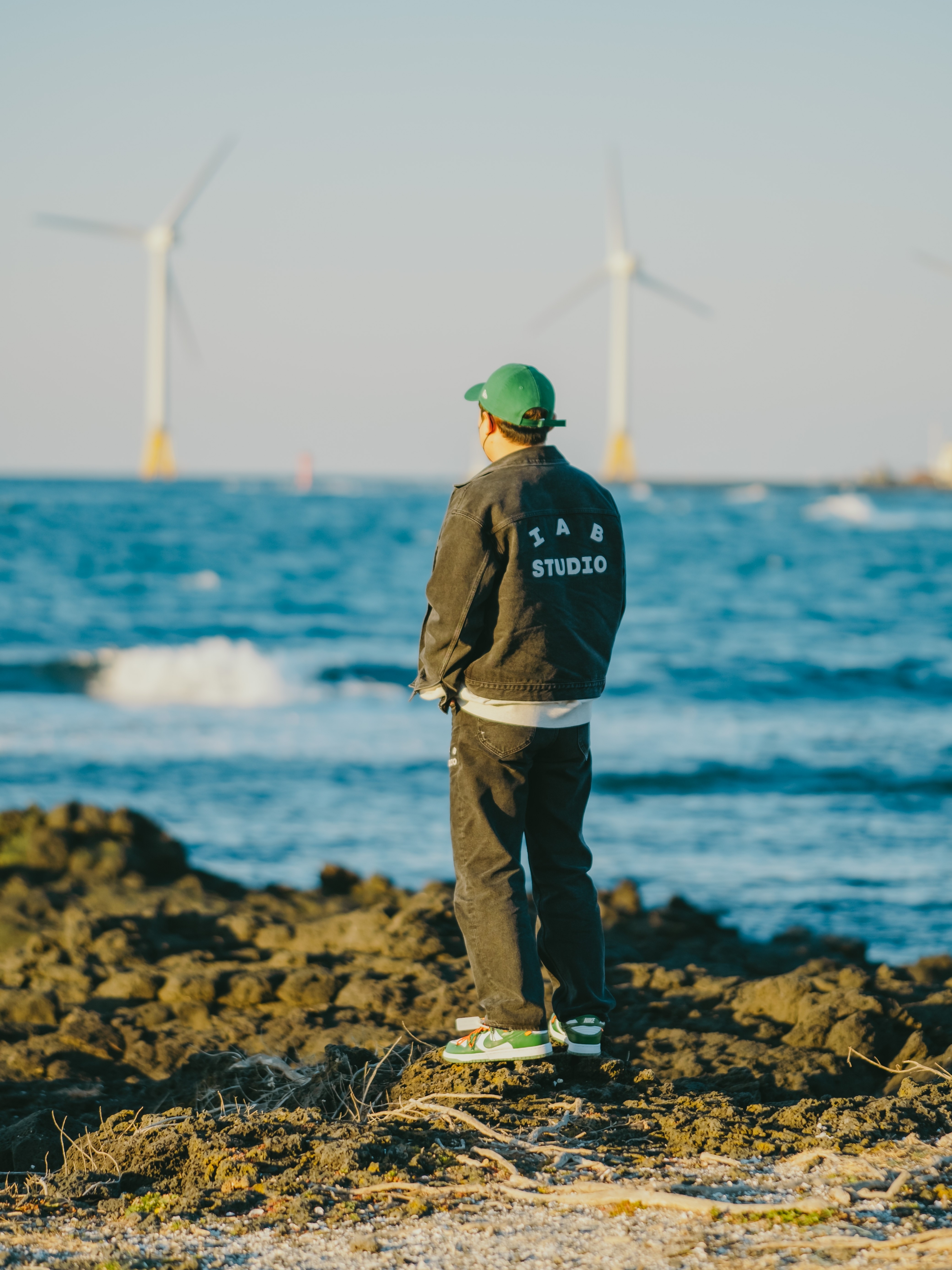 Essentials Pull-Over Crewneck Sweatshirt Oatmeal - 21SS, IAB Studio x Lee Denim Jeans Black 착용 스타일 - 3