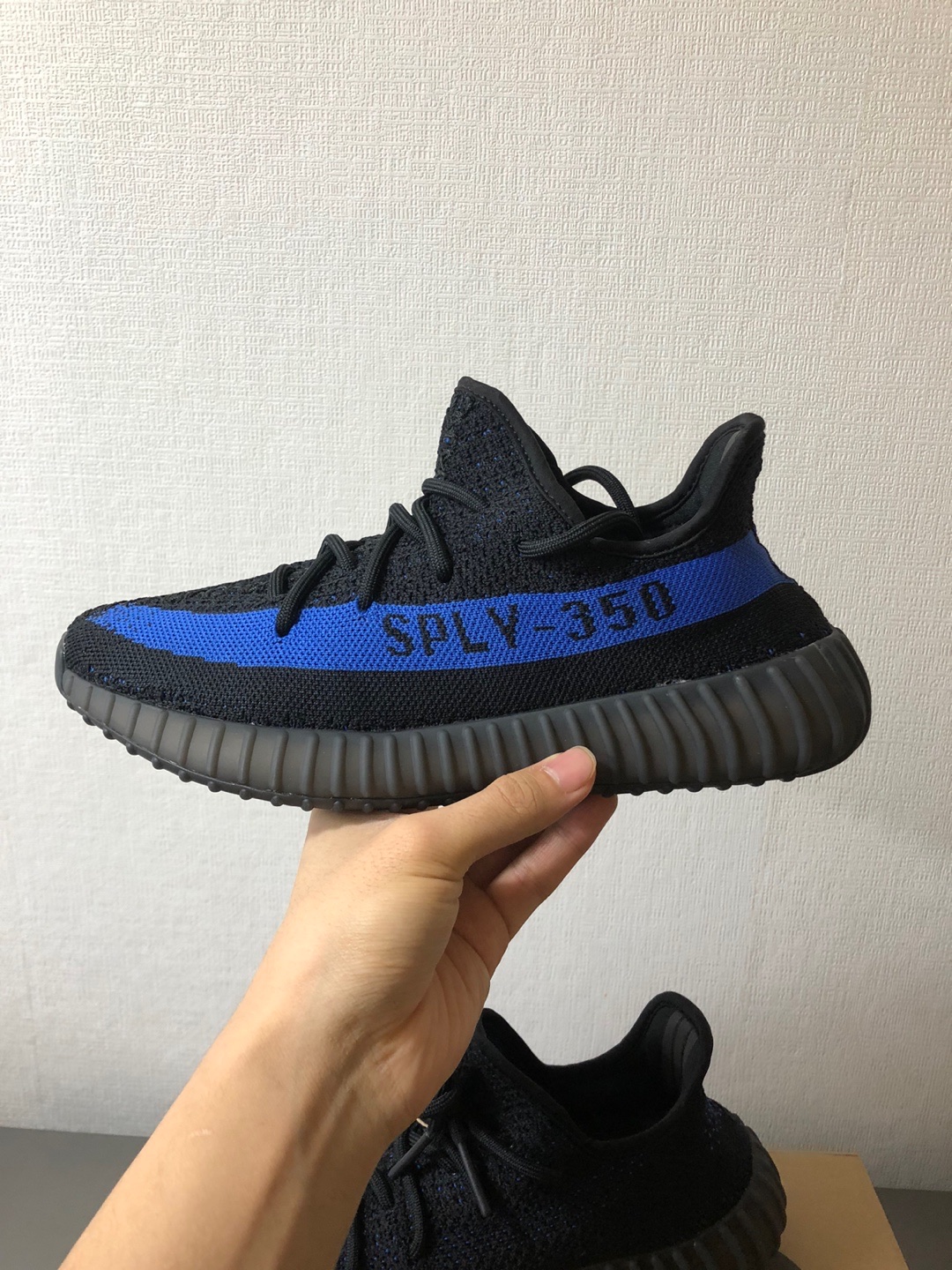 Adidas Yeezy Boost 350 V2 Dazzling Blue 착용 스타일 - 3