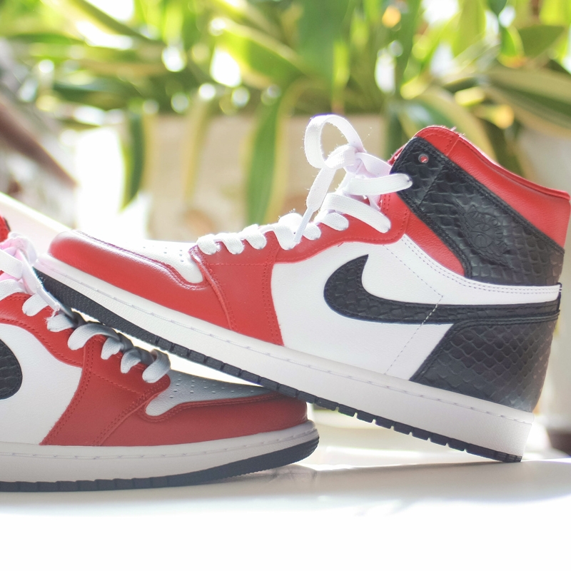 (W) Jordan 1 Retro High Satin Red 착용 스타일 - 1