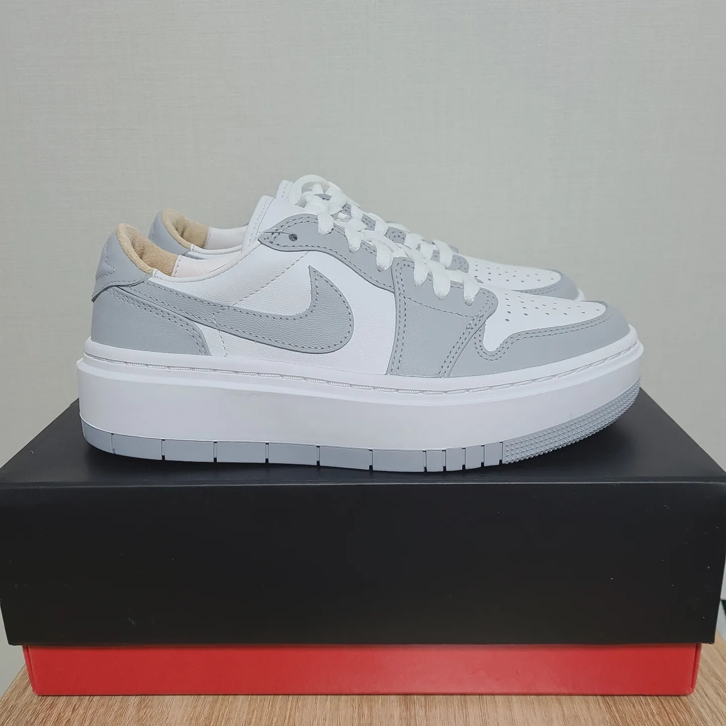 (W) Jordan 1 Elevate Low White and Wolf Grey 착용 스타일 - 2