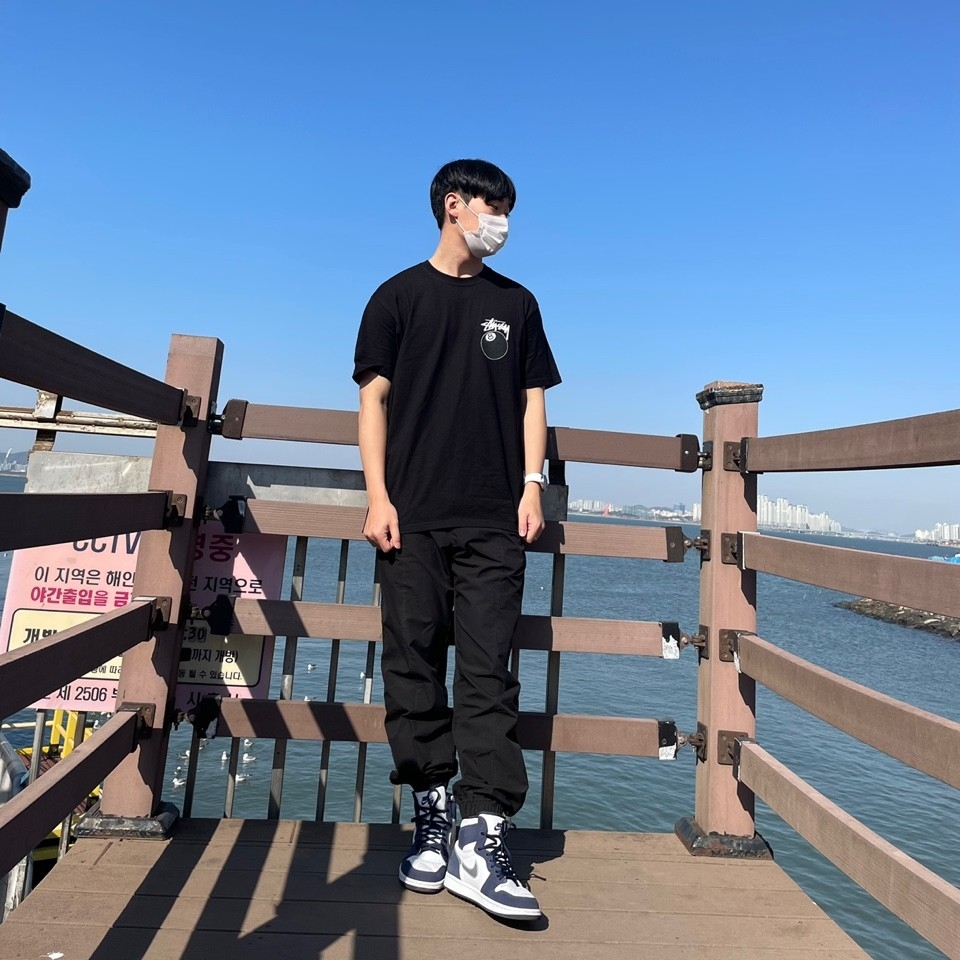Stussy 8 Ball T-Shirt Black - 22SS, Jordan 1 Retro High OG CO.JP Midnight Navy 착용 스타일 - 2