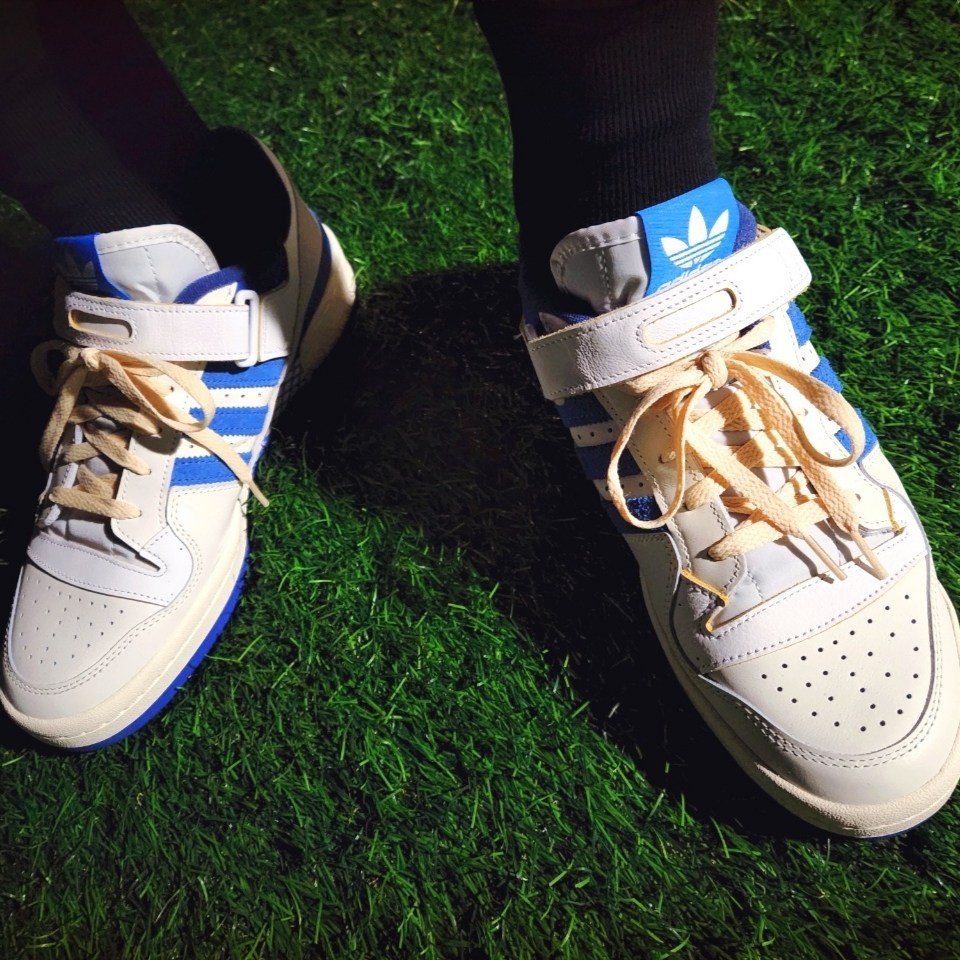 Adidas OG Forum 84 Low Blue Thread 착용 스타일 - 4