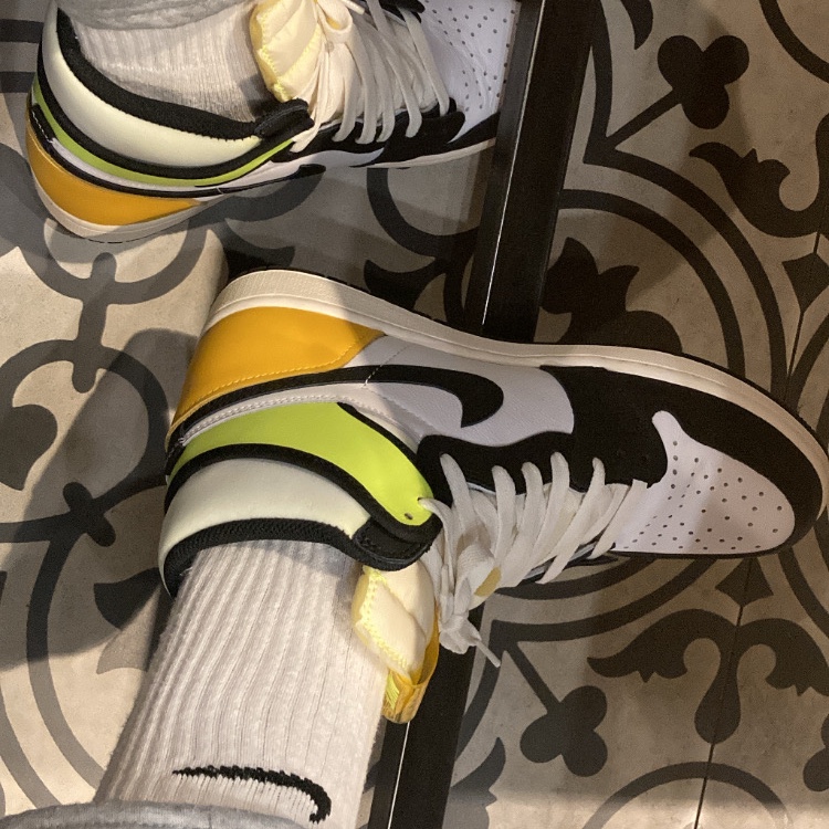 Jordan 1 Retro High OG Volt Gold 착용 스타일 - 2