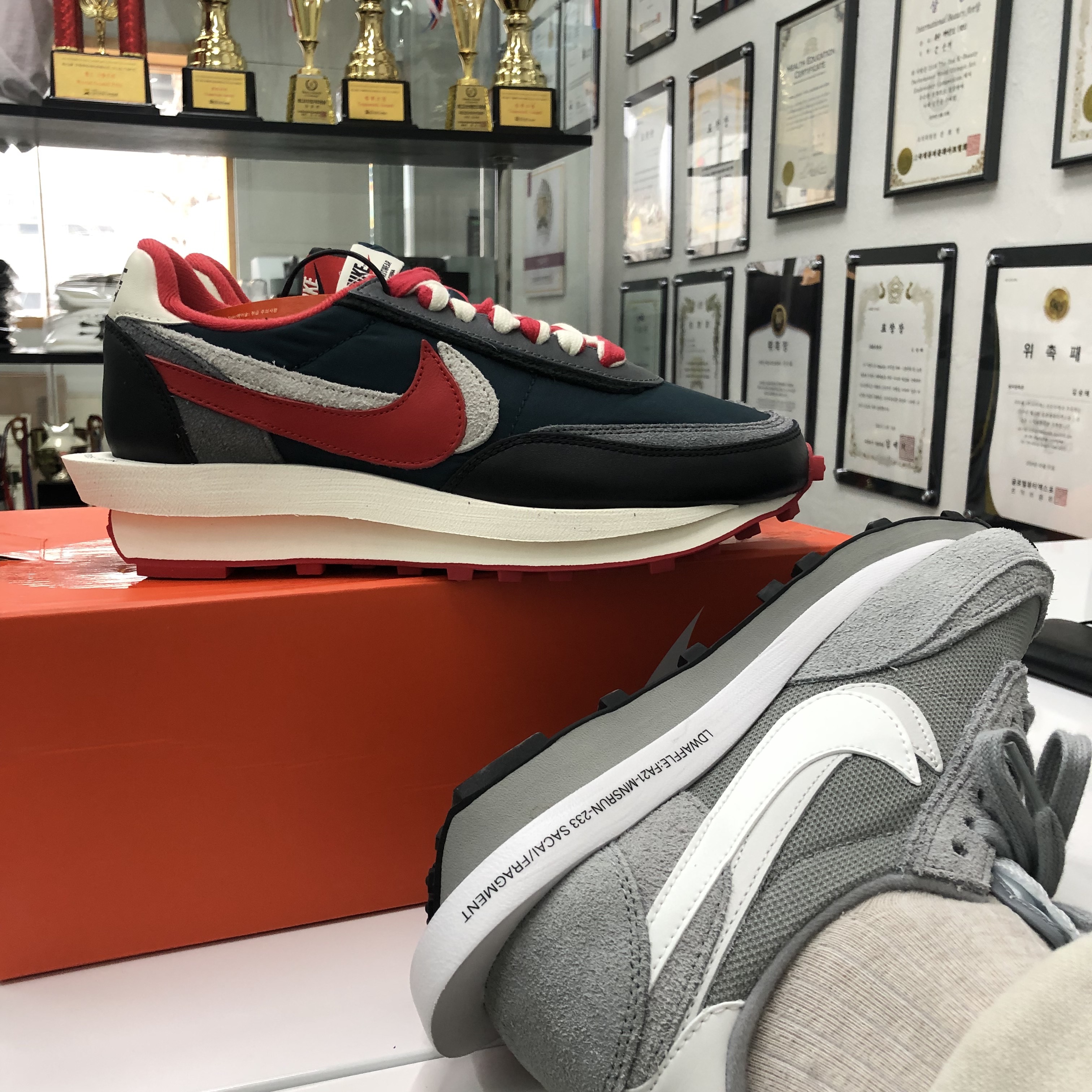 Nike x Sacai x Fragment LDWaffle Light Smoke Grey, Nike x Sacai x Undercover LDWaffle Midnight Spruce University Red 착용 스타일