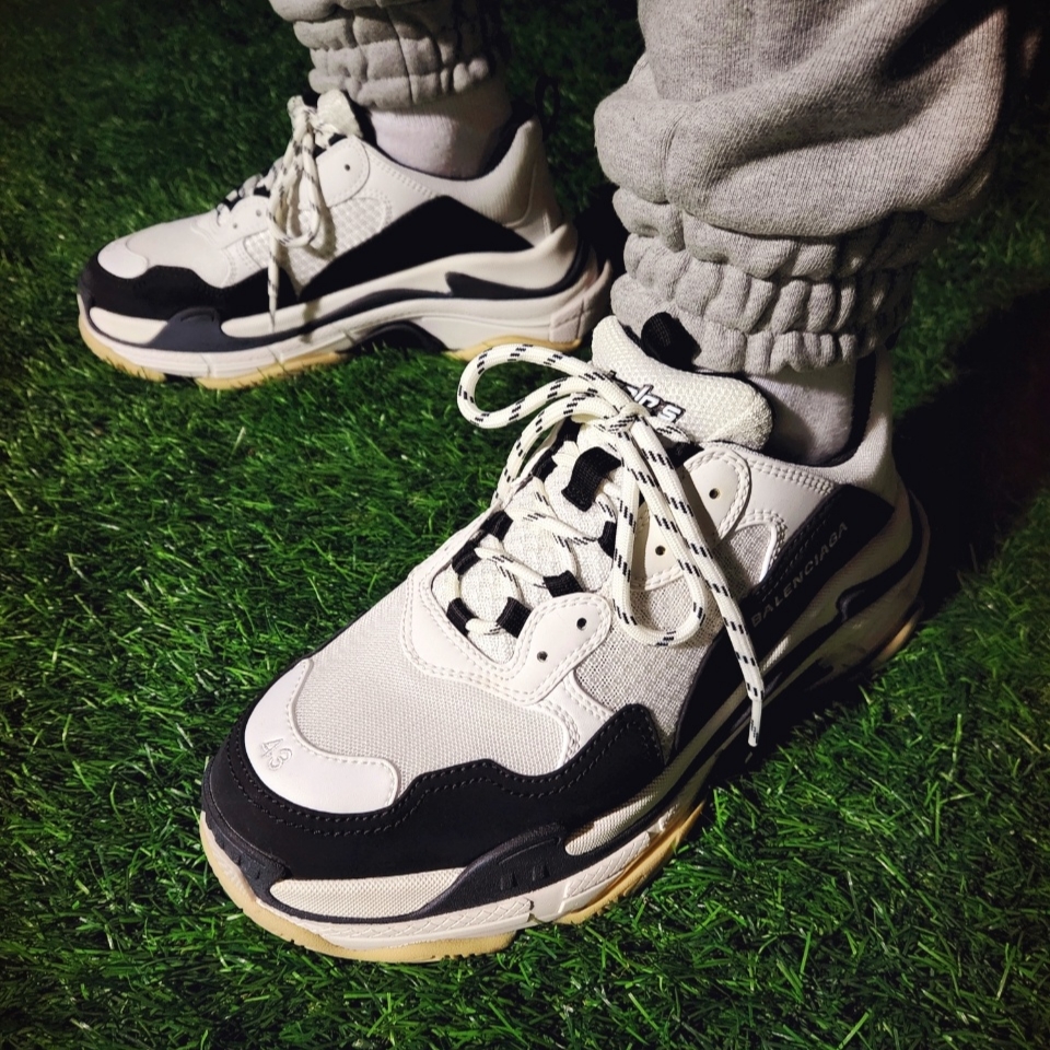 Balenciaga Triple S Trainer White Black 착용 스타일 - 5