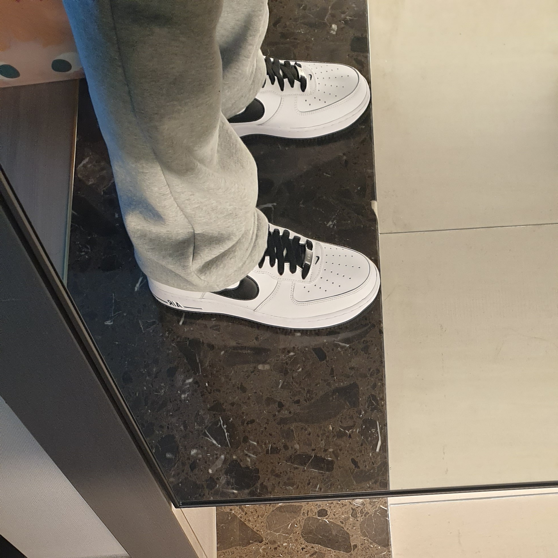 Nike Air Force 1 '07 White Black 착용 스타일 - 1