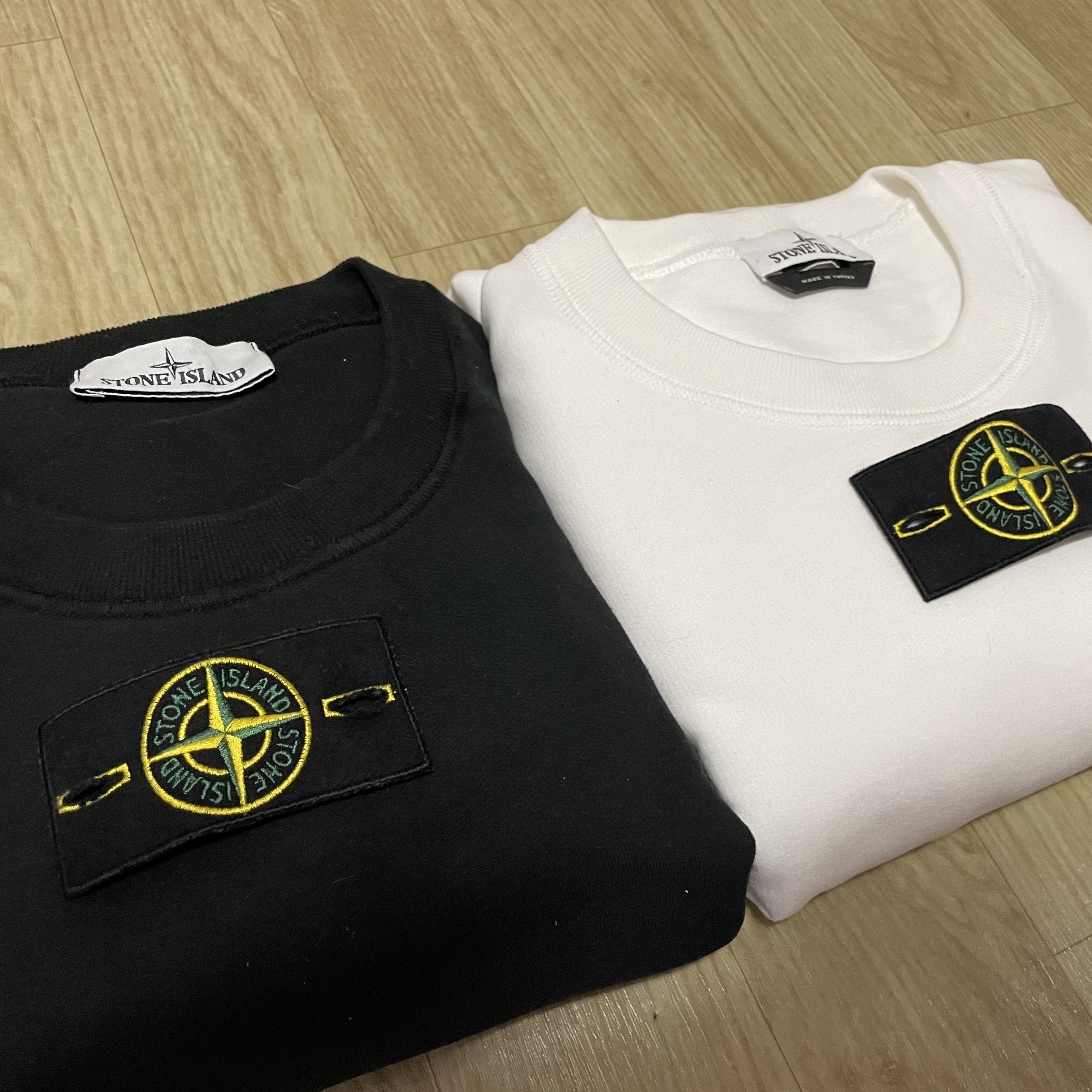 Stone Island 63750 Garment Dyed Heavy Cotton Long Sleeve T-Shirt White - 22SS, Stone Island 63020 Crewneck Sweatshirt Black - 21FW 착용 스타일 - 3