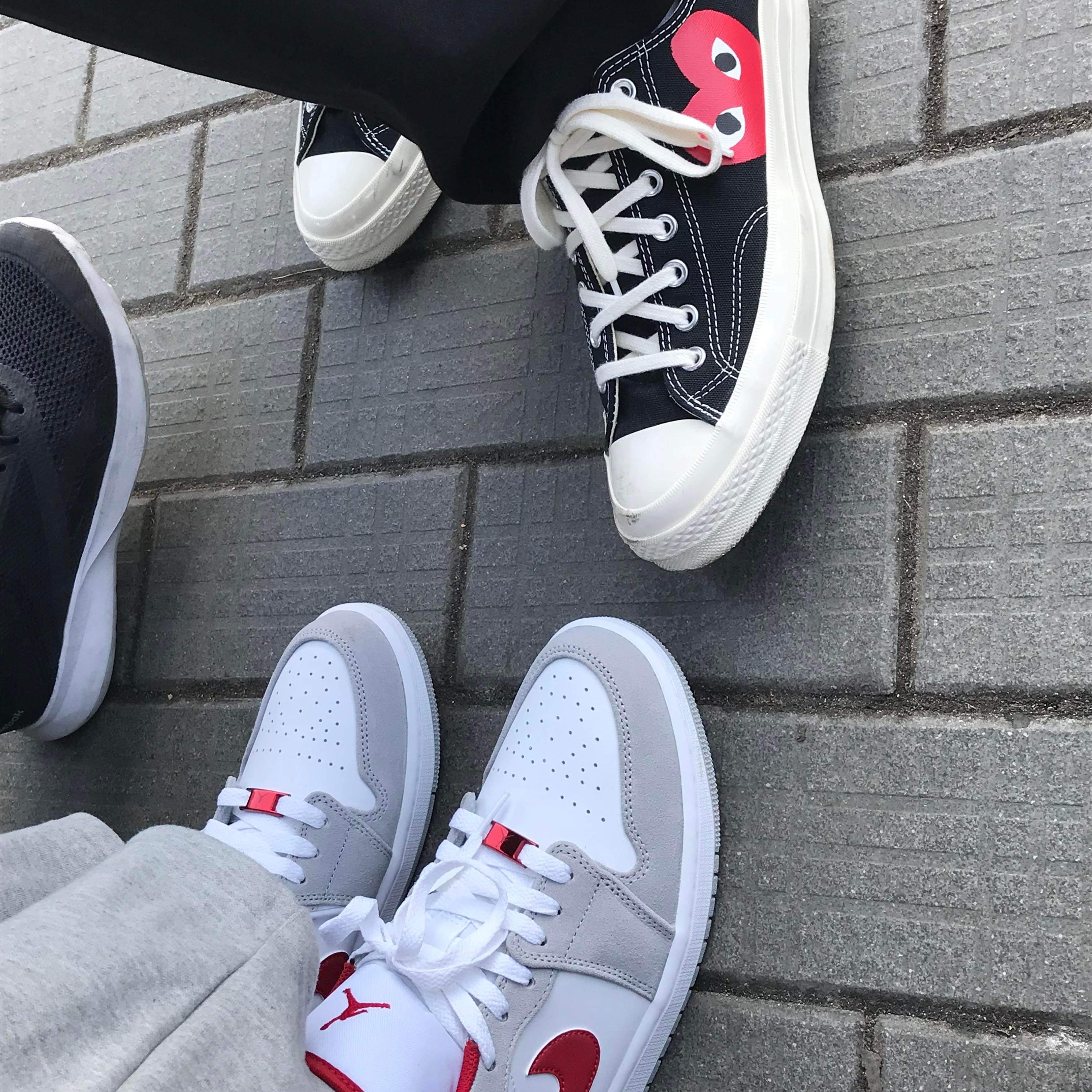 Jordan 1 Low SE Light Smoke Grey Gym Red, Converse x Play Comme des Garcons Chuck 70 Ox Black 착용 스타일 - 1