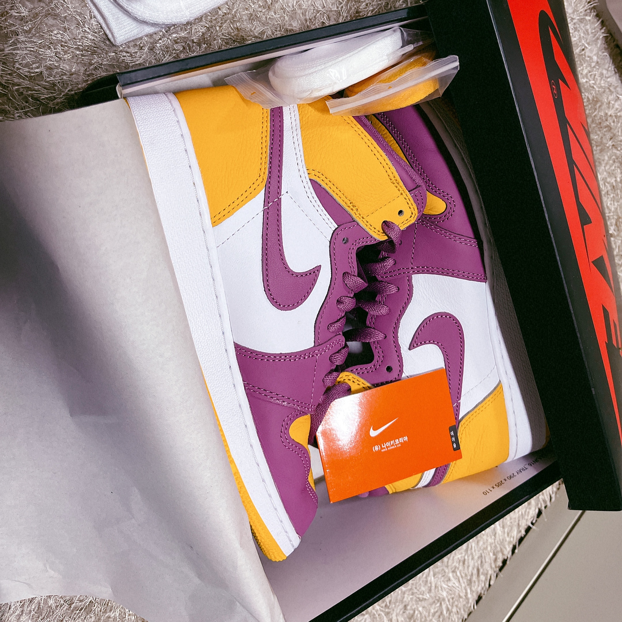 Jordan 1 Retro High OG University Gold Light Bordeaux 착용 스타일 - 2