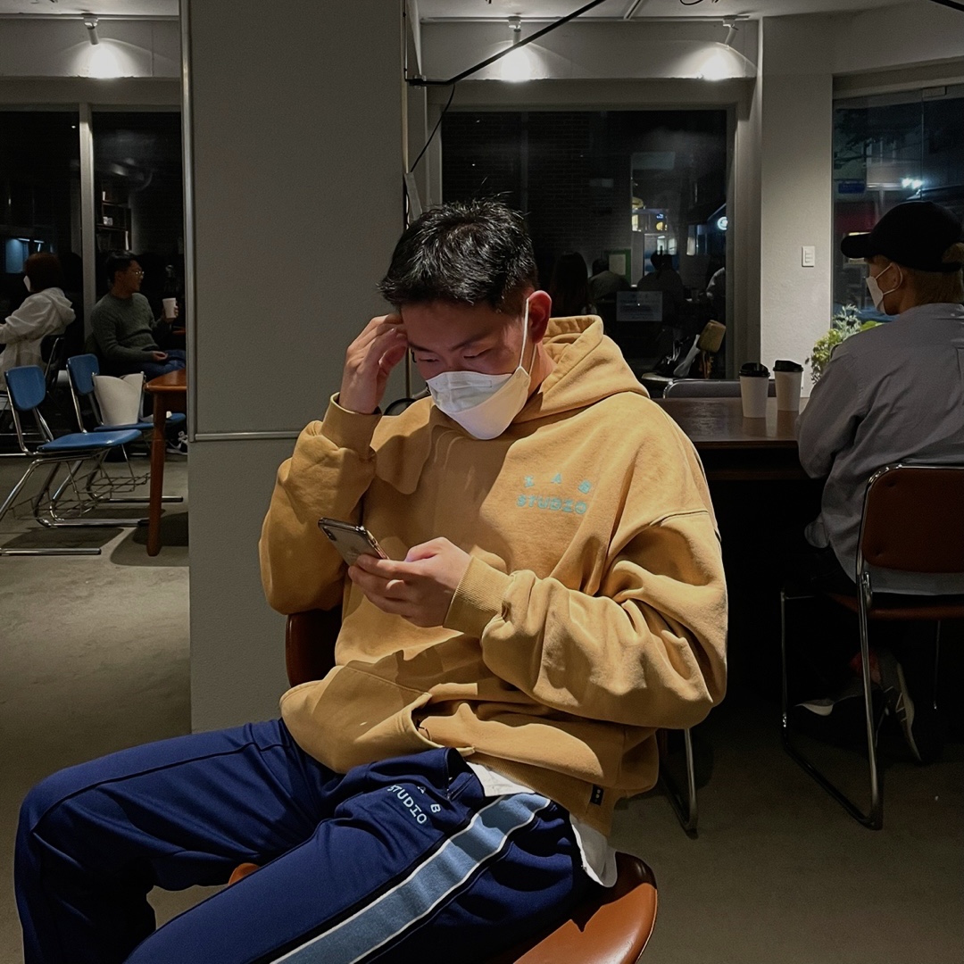 IAB Studio Hoodie Camel Yellow, IAB Studio Track Pants Navy - 21SS 착용 스타일